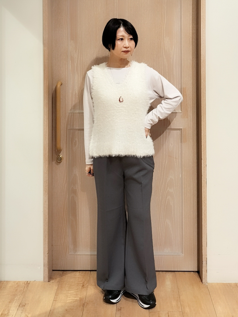YUKIさんの「SHOO･LA･RUE｜【洗濯後しわになりにくい/S-LL】こなれ見え ゆるっと キーネック金ボタンポケットシャツ」を使ったコーディネート