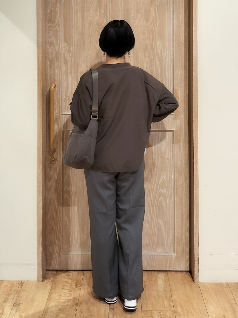 YUKIさんの「SHOO･LA･RUE｜【洗濯後しわになりにくい/S-LL】こなれ見え ゆるっと キーネック金ボタンポケットシャツ」を使ったコーディネート