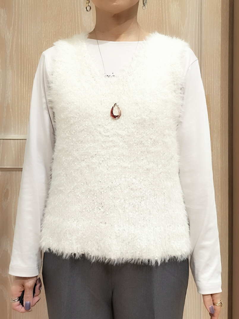 YUKIさんの「SHOO･LA･RUE｜【洗濯後しわになりにくい/S-LL】こなれ見え ゆるっと キーネック金ボタンポケットシャツ」を使ったコーディネート