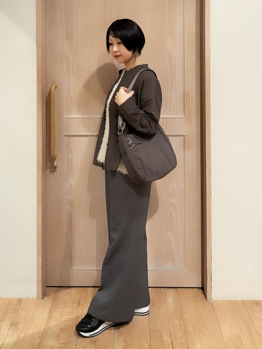YUKIさんの「SHOO･LA･RUE｜【洗濯後しわになりにくい/S-LL】こなれ見え ゆるっと キーネック金ボタンポケットシャツ」を使ったコーディネート