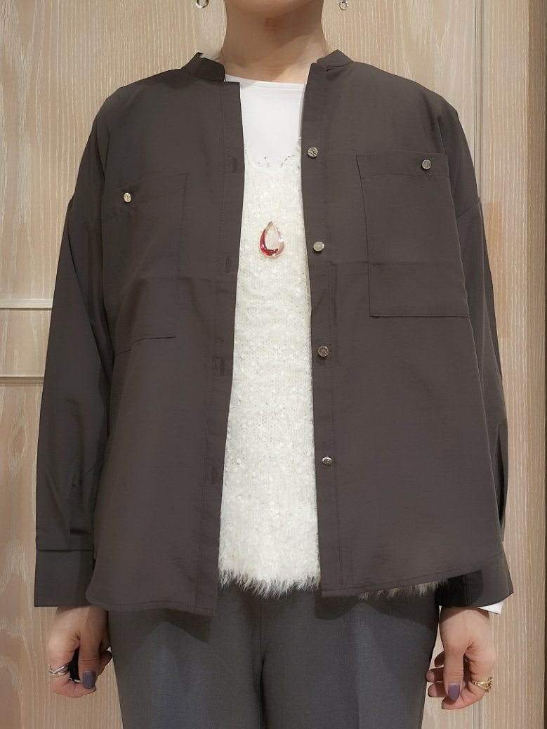 YUKIさんの「SHOO･LA･RUE｜【洗濯後しわになりにくい/S-LL】こなれ見え ゆるっと キーネック金ボタンポケットシャツ」を使ったコーディネート