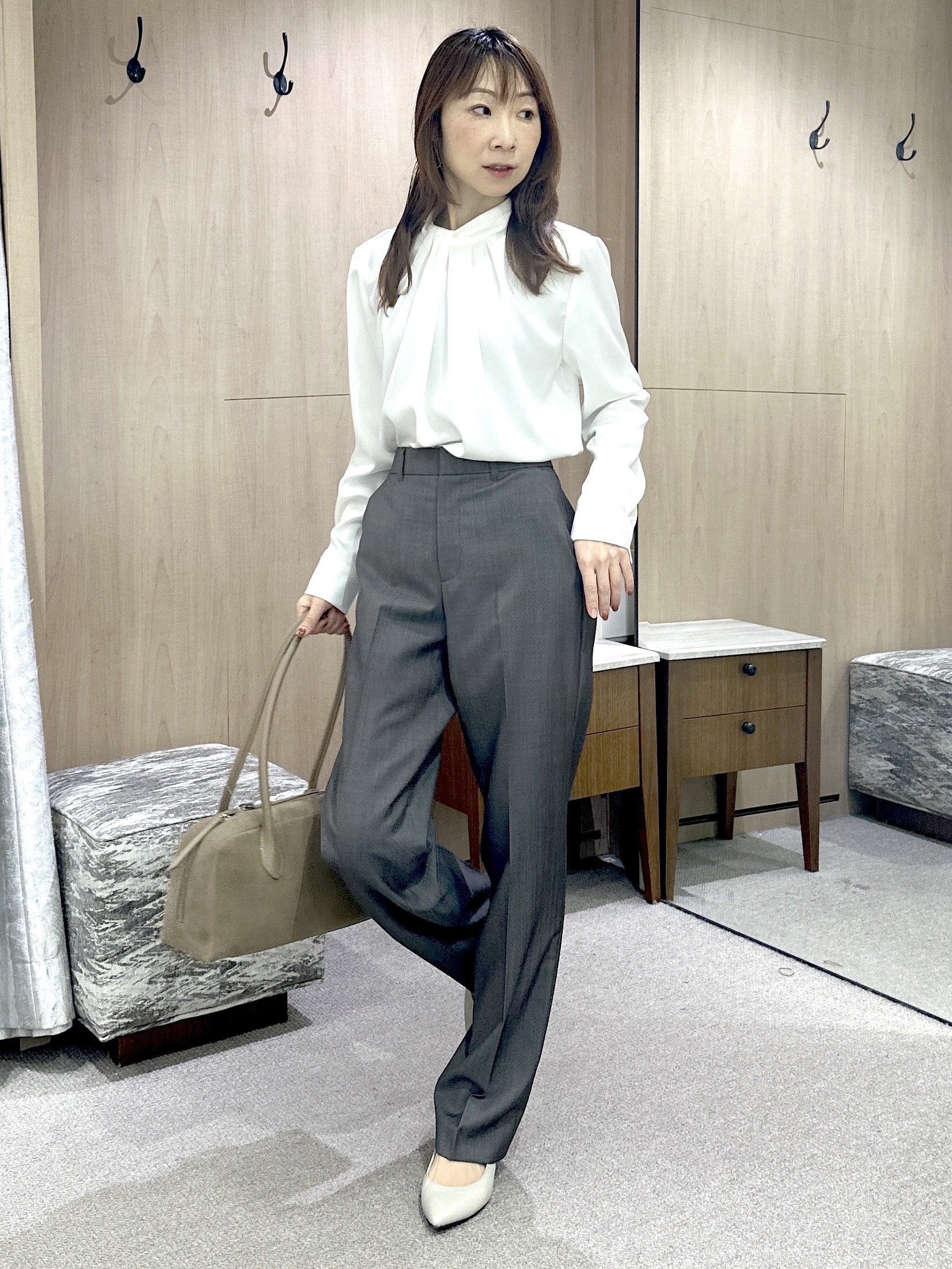 Miwaさんの「UNTITLED｜【きれいめ/お仕事着】サテンドレープブラウス」を使ったコーディネート