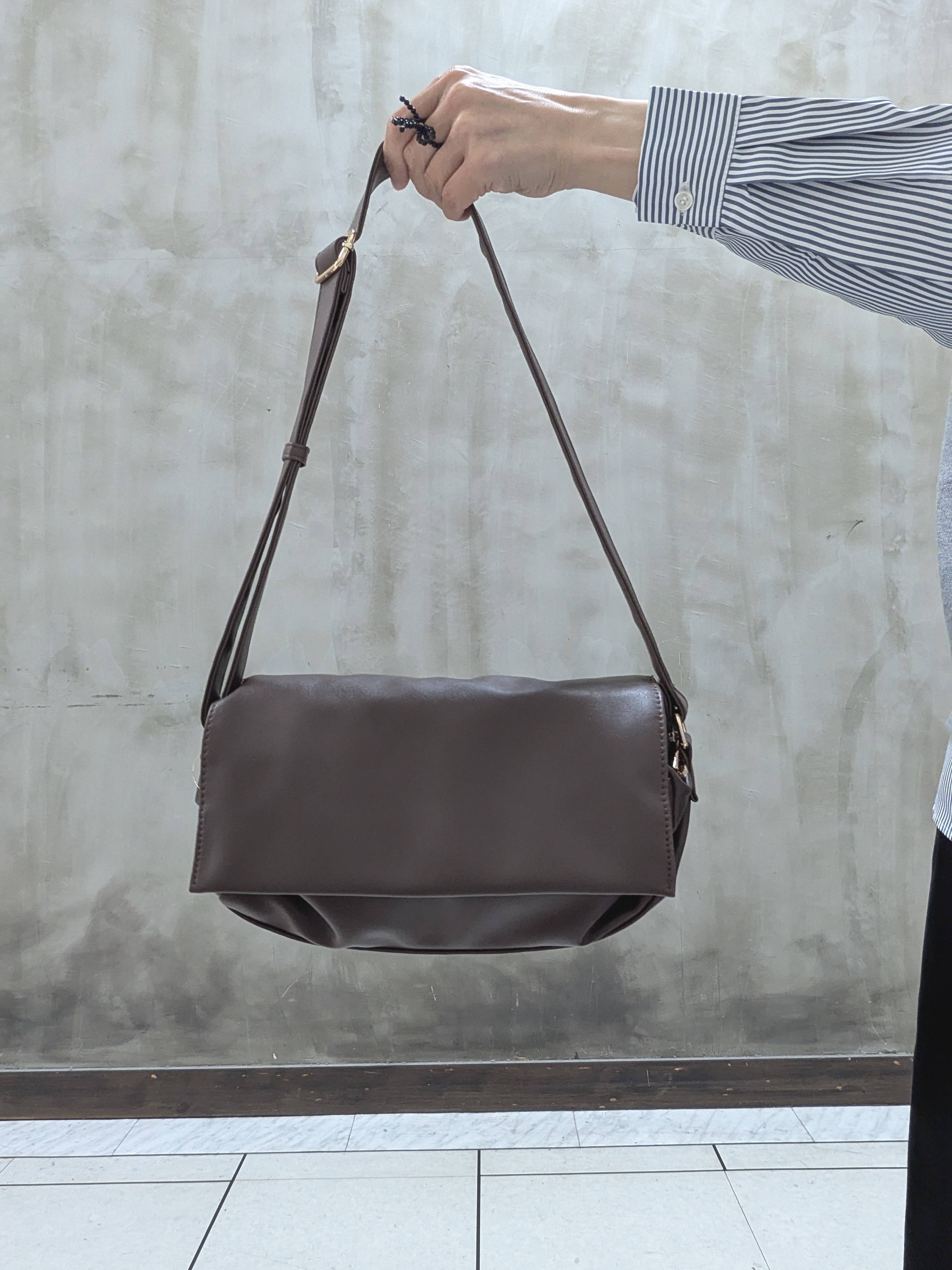 shioさんの「grove｜【2点セット/時短・着回し】着るだけでコーデが完成 ニットベスト&times;シャツ」を使ったコーディネート