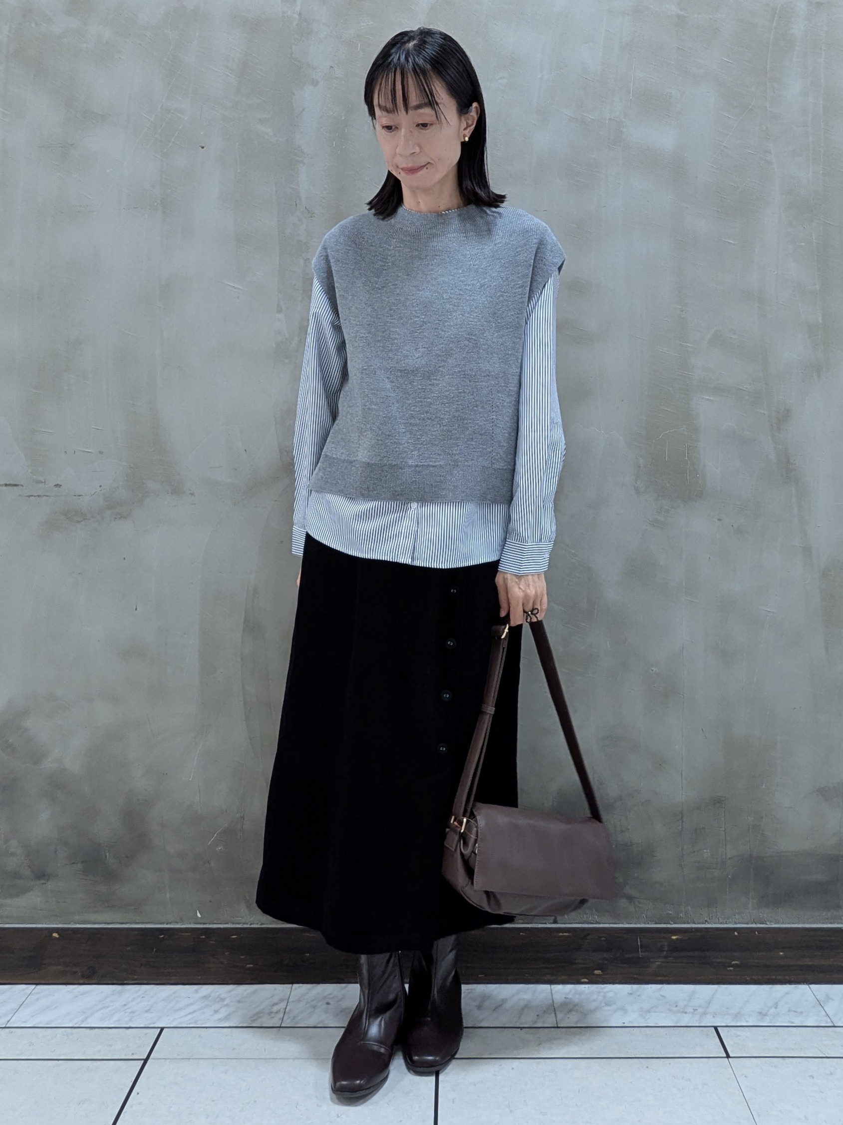shioさんの「grove｜【2点セット/時短・着回し】着るだけでコーデが完成 ニットベスト&times;シャツ」を使ったコーディネート