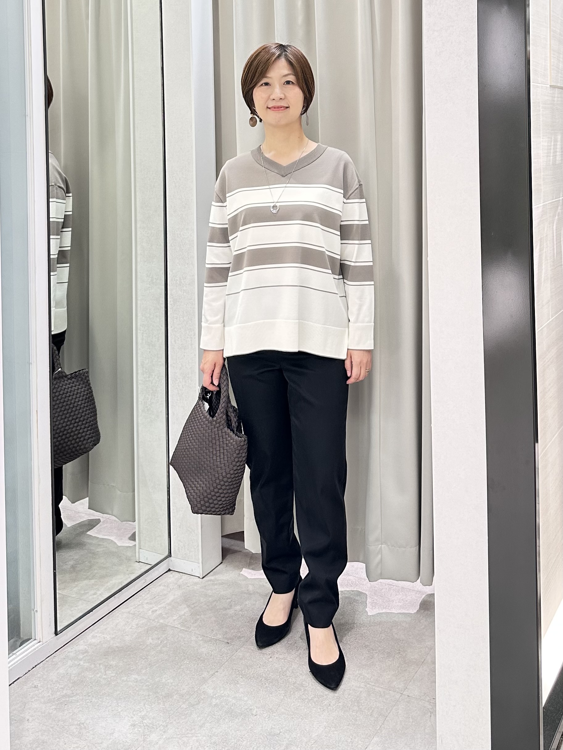 みなこさんの「UNTITLED｜【顔周りすっきり/体型カバー】ドライタッチVネックニットプルオーバー」を使ったコーディネート