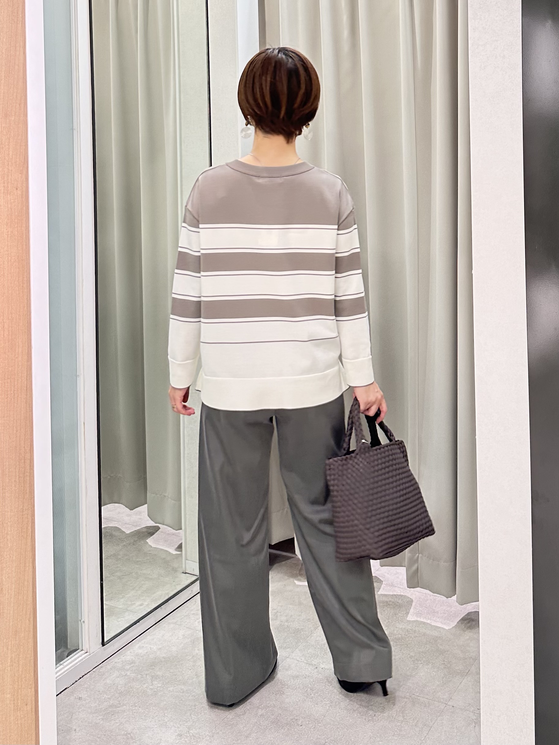 みなこさんの「UNTITLED｜【顔周りすっきり/体型カバー】ドライタッチVネックニットプルオーバー」を使ったコーディネート