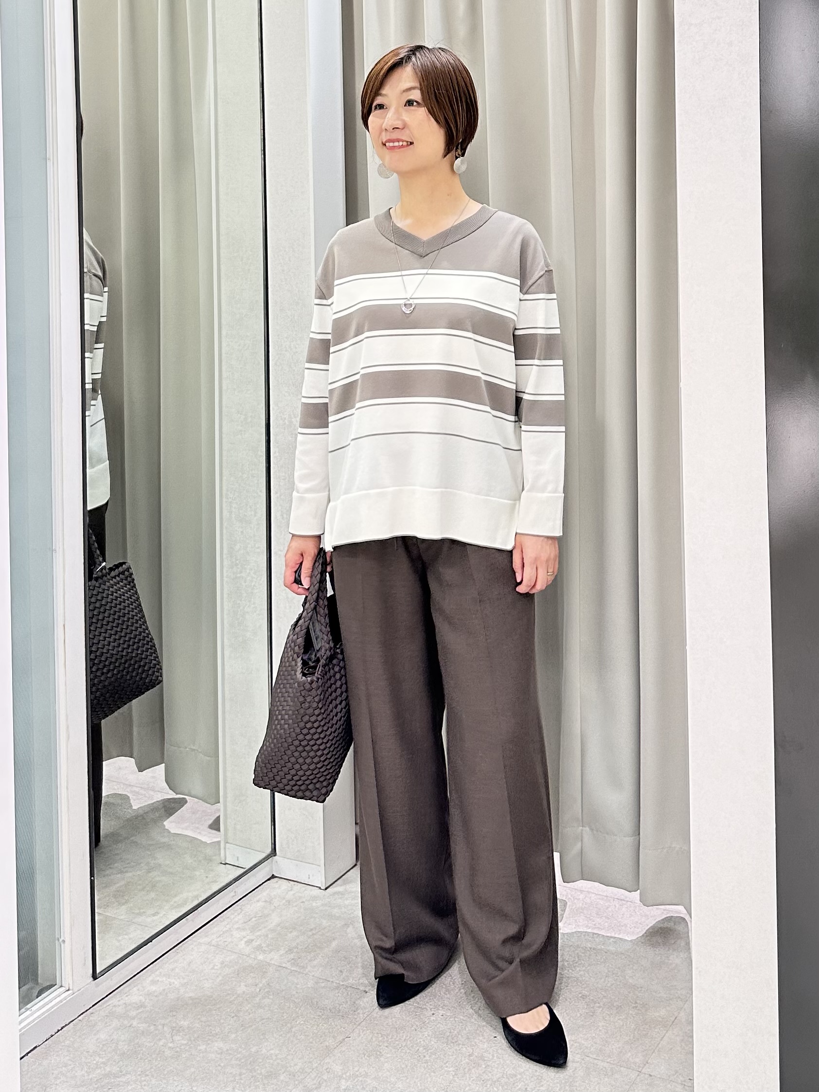 みなこさんの「UNTITLED｜【顔周りすっきり/体型カバー】ドライタッチVネックニットプルオーバー」を使ったコーディネート