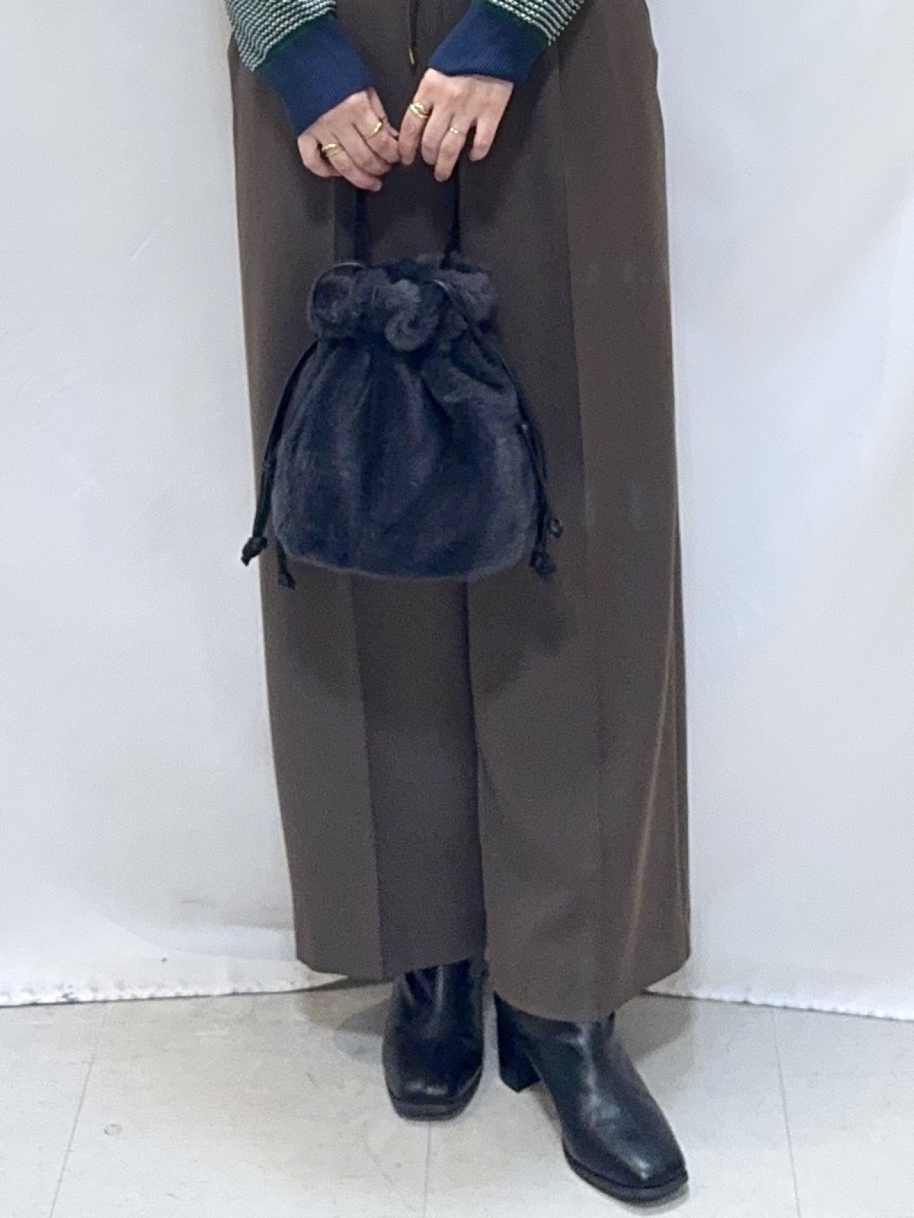 𝐇𝐢𝐫𝐨𝐦𝐢さんの「SHOO･LA･RUE｜【S-LL/洗濯機可】1枚でサマになる カノコ編み配色クルーネックニット」を使ったコーディネート