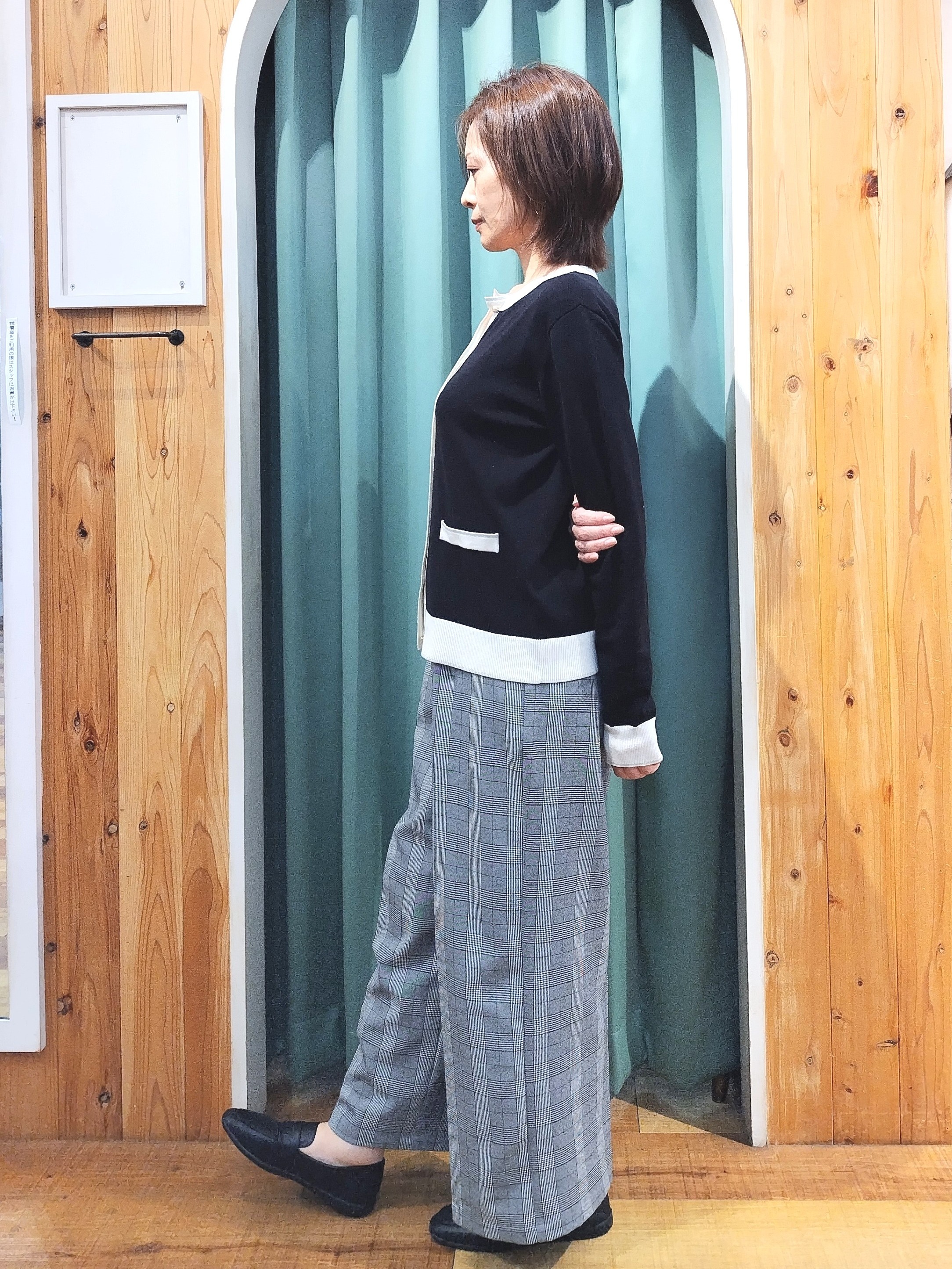 ショーコラさんの「SHOO･LA･RUE｜【S-LL/洗濯機可】配色使いが目を惹く クルーネックニットカーディガン」を使ったコーディネート