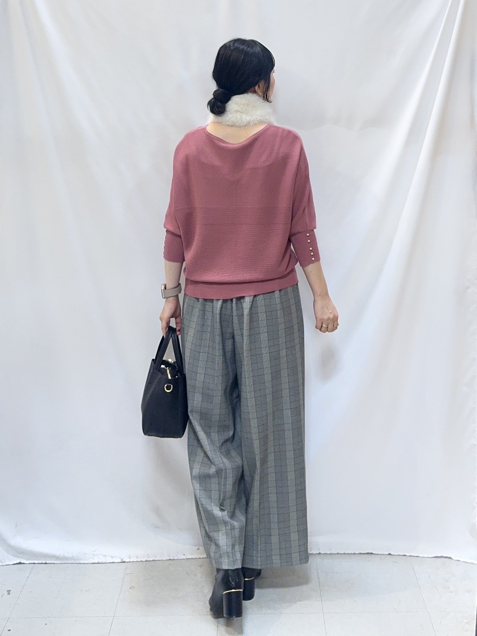 𝐇𝐢𝐫𝐨𝐦𝐢さんの「SHOO･LA･RUE｜【毛玉になりにくい】パール調ボタンが女性らしさをプラス ガーター切替 7分袖ドルマンニット」を使ったコーディネート