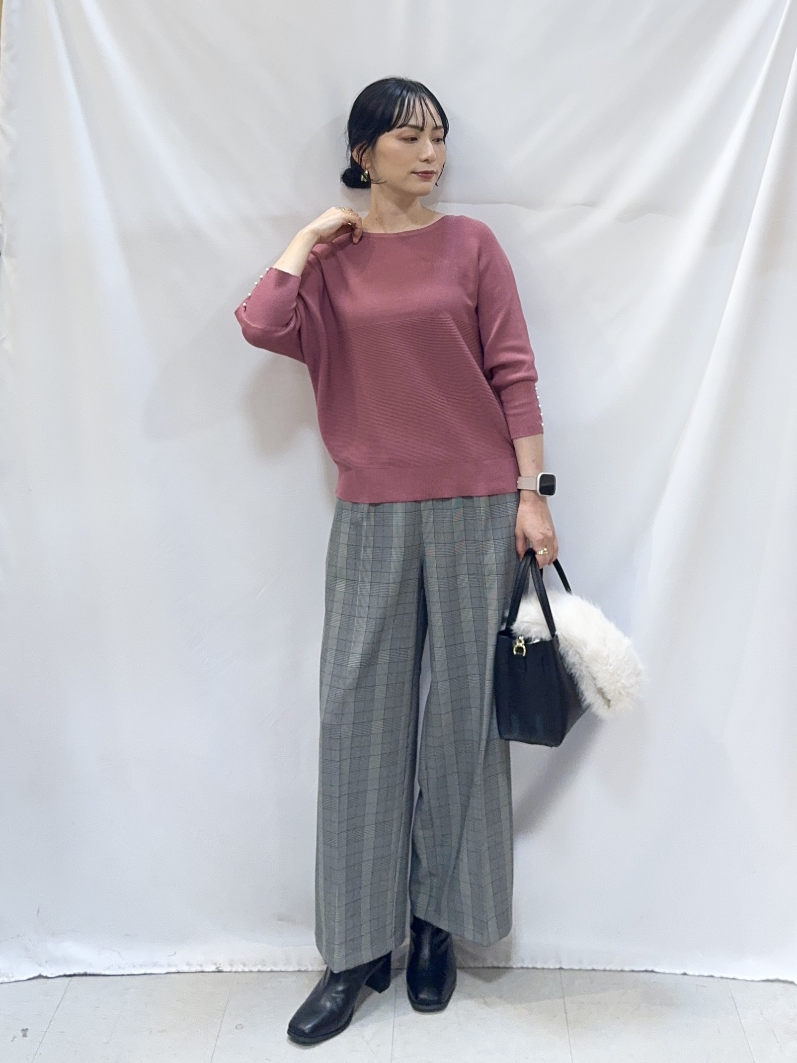 𝐇𝐢𝐫𝐨𝐦𝐢さんの「SHOO･LA･RUE｜【毛玉になりにくい】パール調ボタンが女性らしさをプラス ガーター切替 7分袖ドルマンニット」を使ったコーディネート