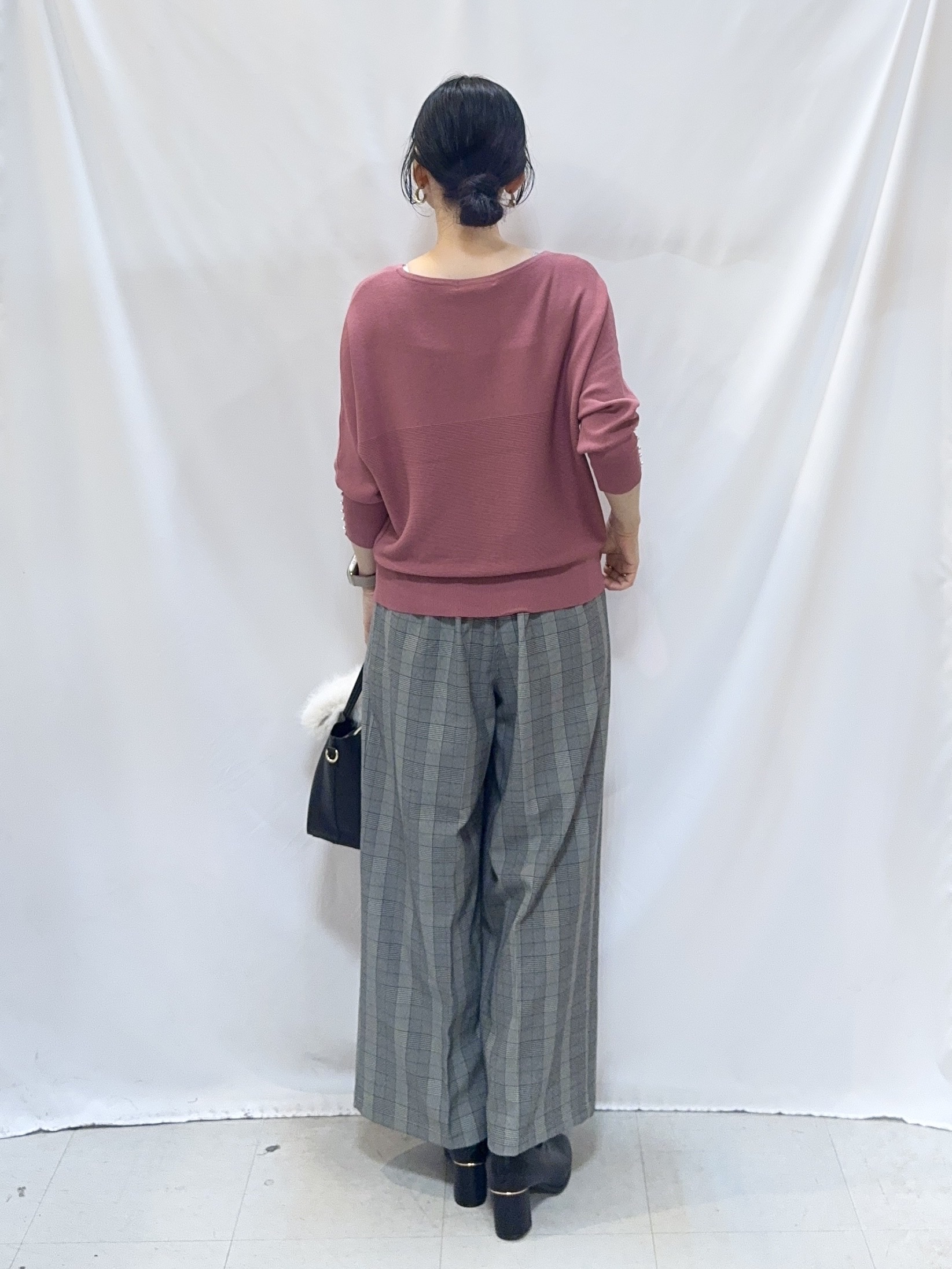 𝐇𝐢𝐫𝐨𝐦𝐢さんの「SHOO･LA･RUE｜【毛玉になりにくい】パール調ボタンが女性らしさをプラス ガーター切替 7分袖ドルマンニット」を使ったコーディネート