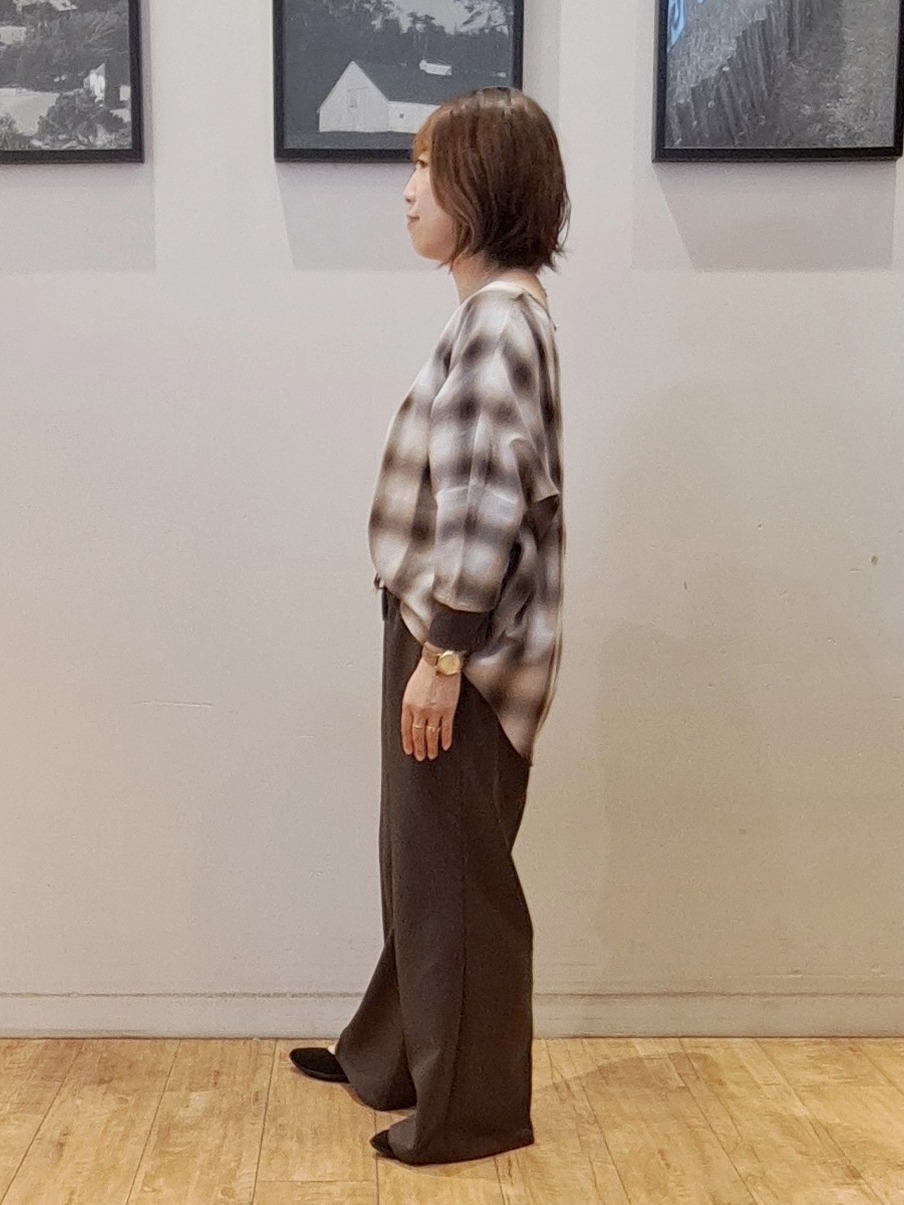 倉沢　和美さんの「SHOO･LA･RUE｜【着丈選べる/洗濯後しわになりにくい】インせず着られる ドルマンブラウス」を使ったコーディネート