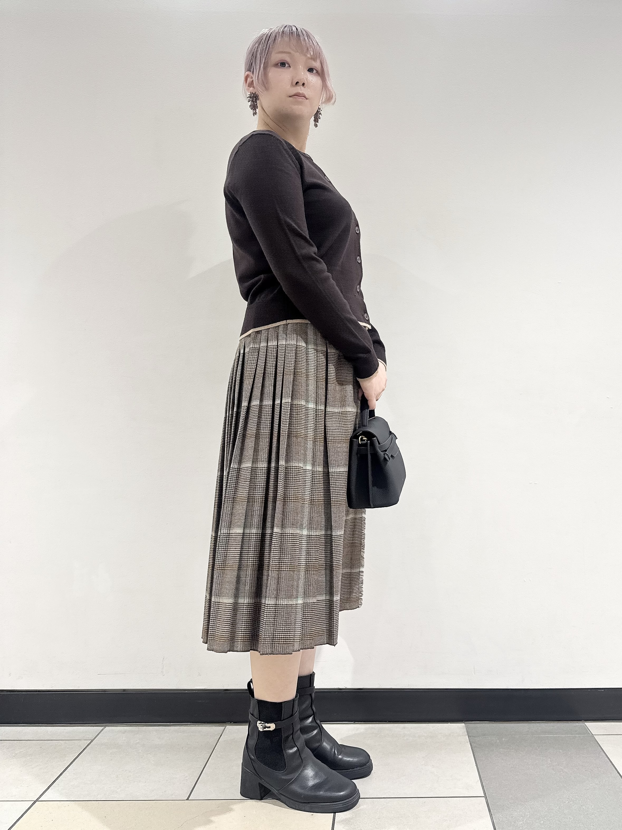 なかもとあきさんの「DRESSTERIOR｜【STORY11月号掲載】ゼニアバル―ファキャッシュウールクルーネックカーディガン」を使ったコーディネート