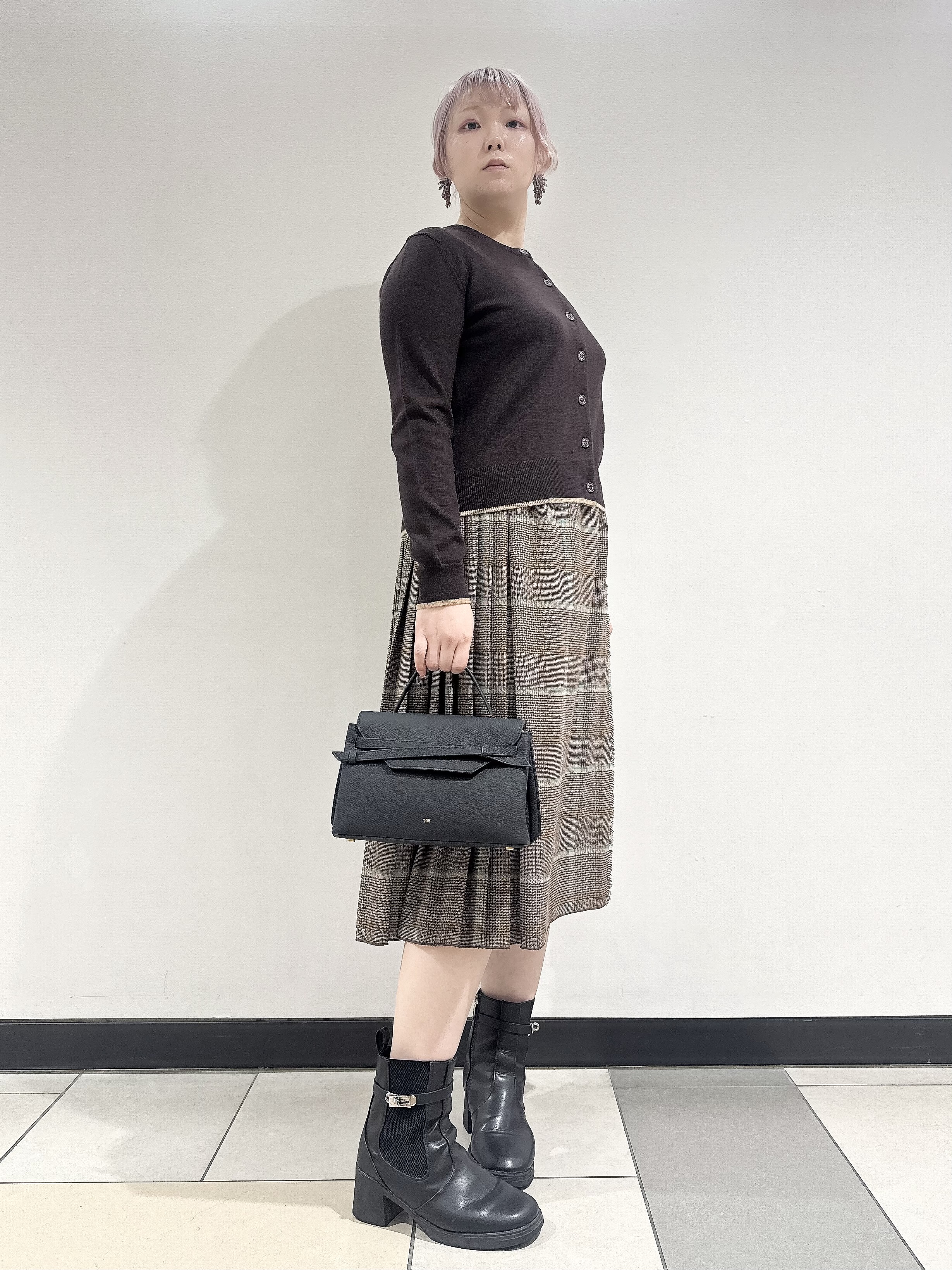 なかもとあきさんの「DRESSTERIOR｜【STORY11月号掲載】ゼニアバル―ファキャッシュウールクルーネックカーディガン」を使ったコーディネート