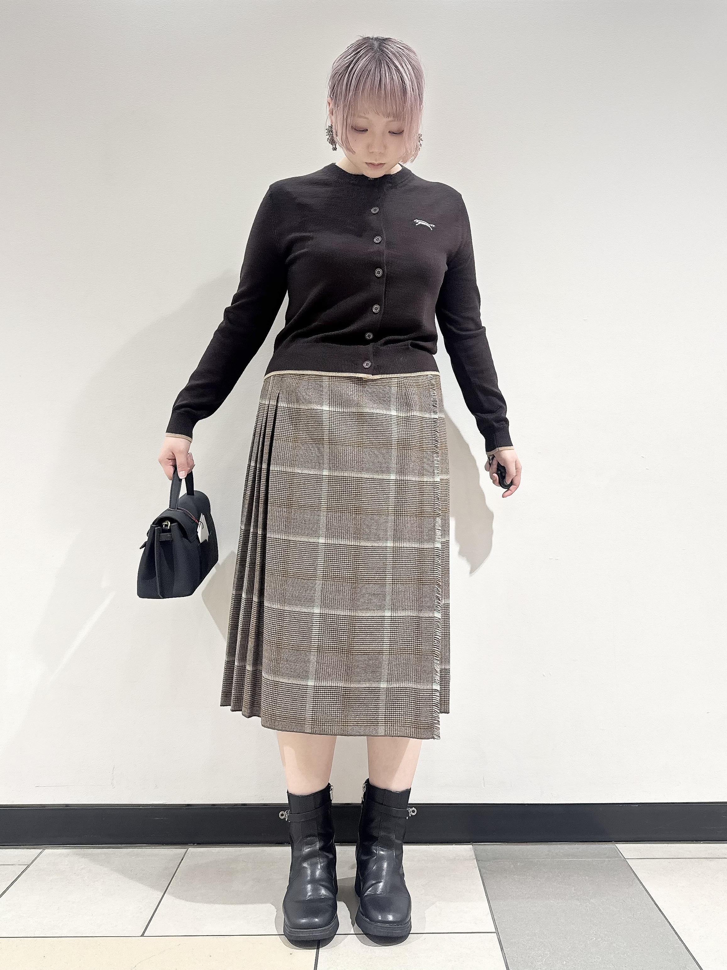 なかもとあきさんの「DRESSTERIOR｜【STORY11月号掲載】ゼニアバル―ファキャッシュウールクルーネックカーディガン」を使ったコーディネート