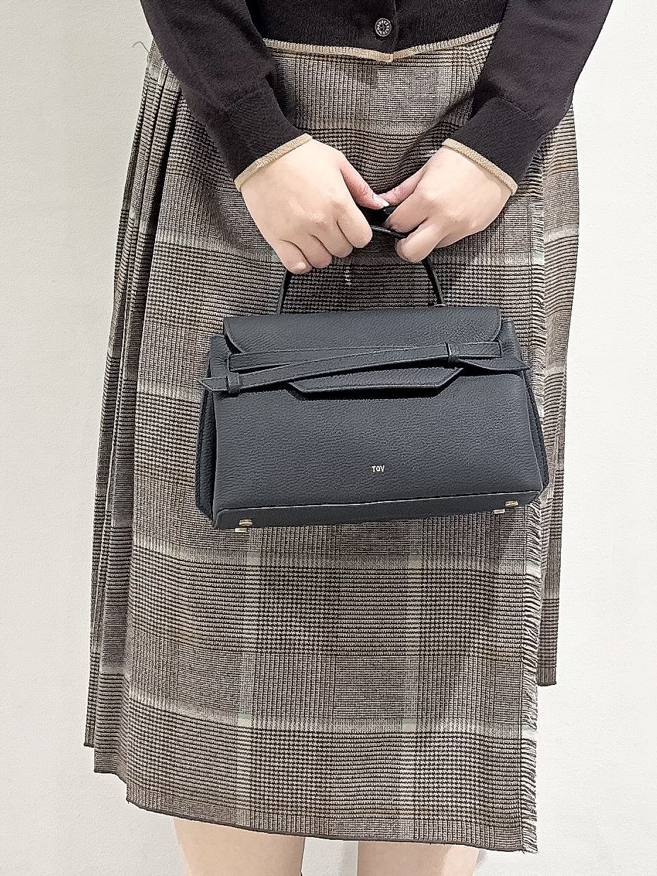 なかもとあきさんの「DRESSTERIOR｜【STORY11月号掲載】ゼニアバル―ファキャッシュウールクルーネックカーディガン」を使ったコーディネート