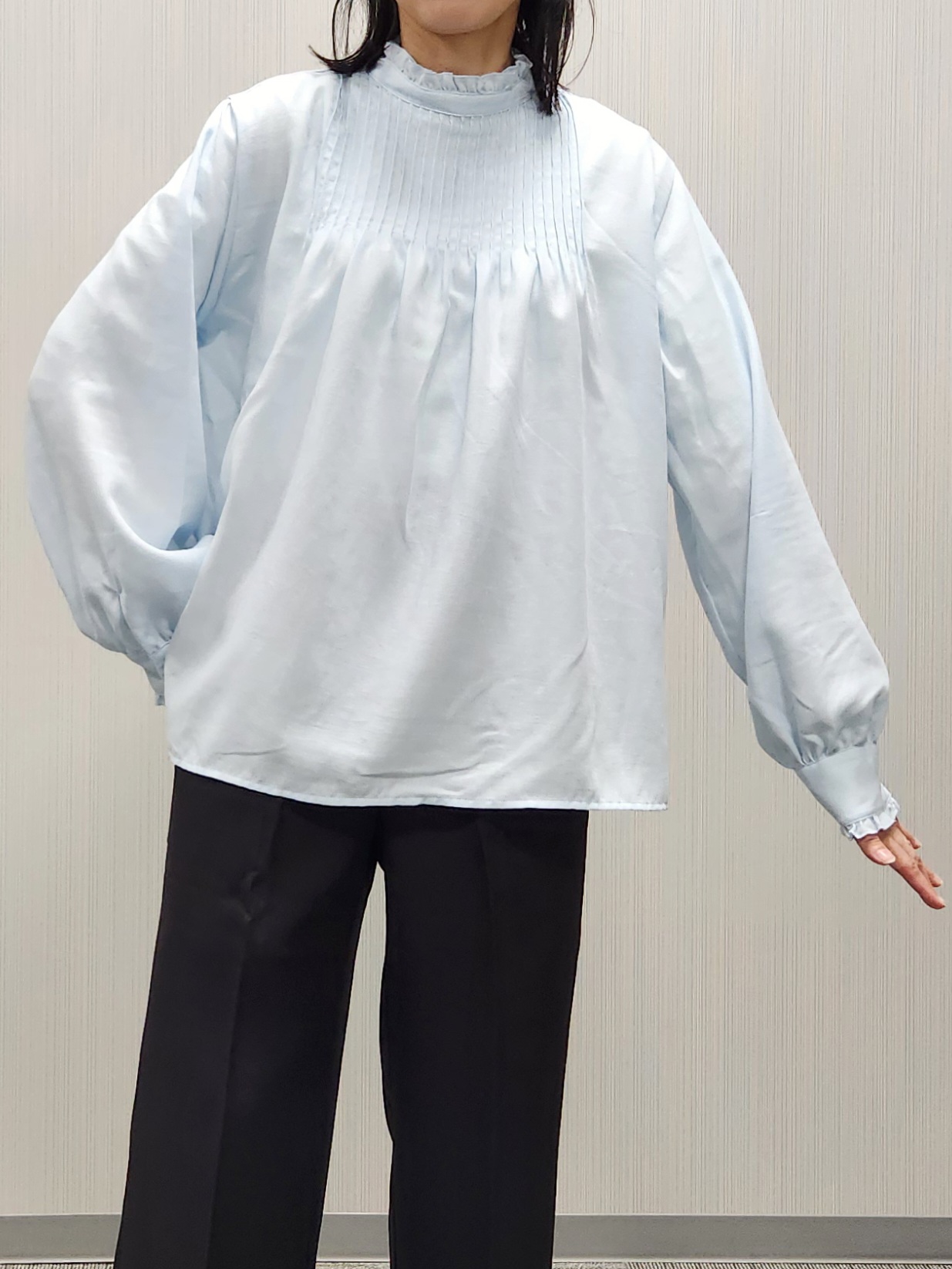 naraさんの「Dessin｜【洗える/オンオフ使える】スタンドフリルピンタックブラウス」を使ったコーディネート