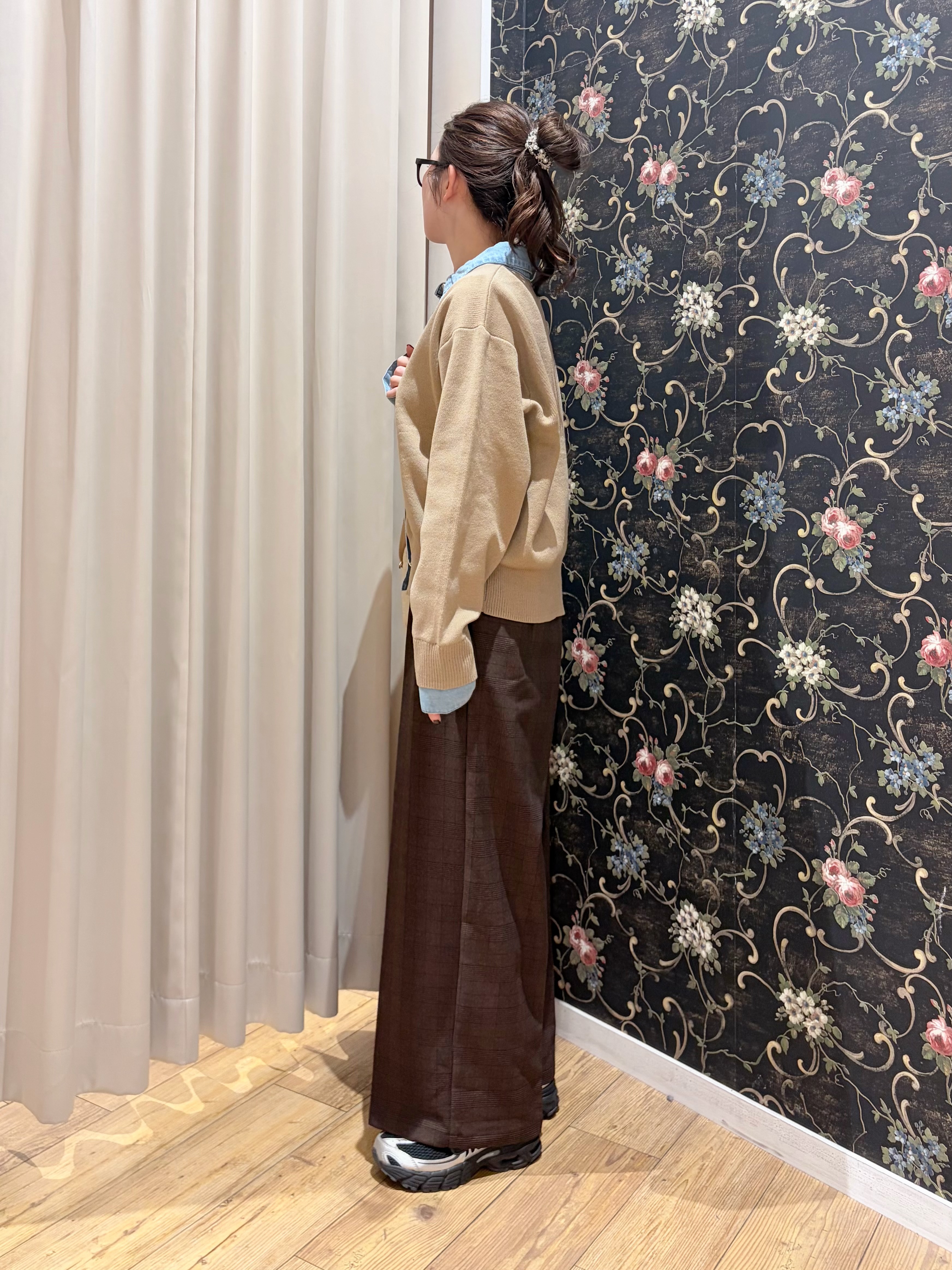 おうめさんの「SHOO･LA･RUE｜【S-LL/洗濯機可】デニム／チェック切替でこなれ見え 金ボタンニットカーディガン」を使ったコーディネート