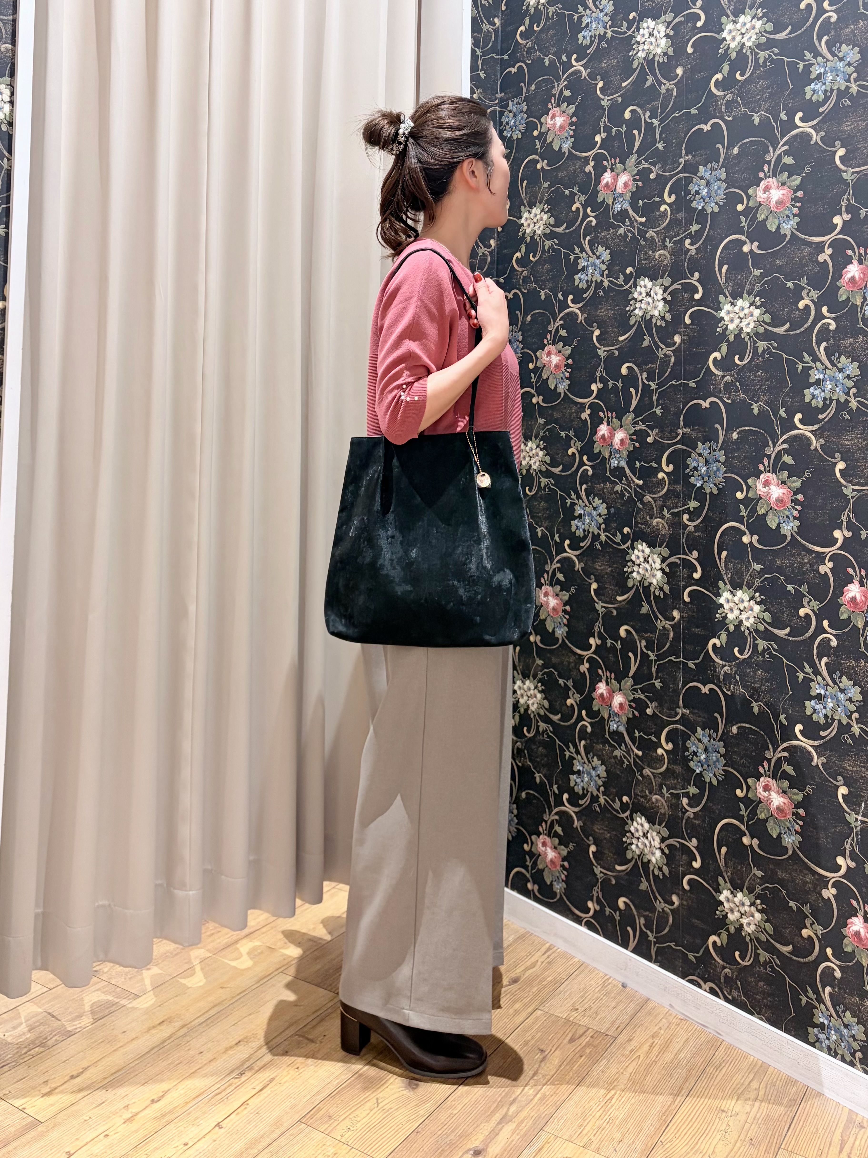おうめさんの「SHOO･LA･RUE｜【毛玉になりにくい】パール調ボタンが女性らしさをプラス ガーター切替 7分袖ドルマンニット」を使ったコーディネート