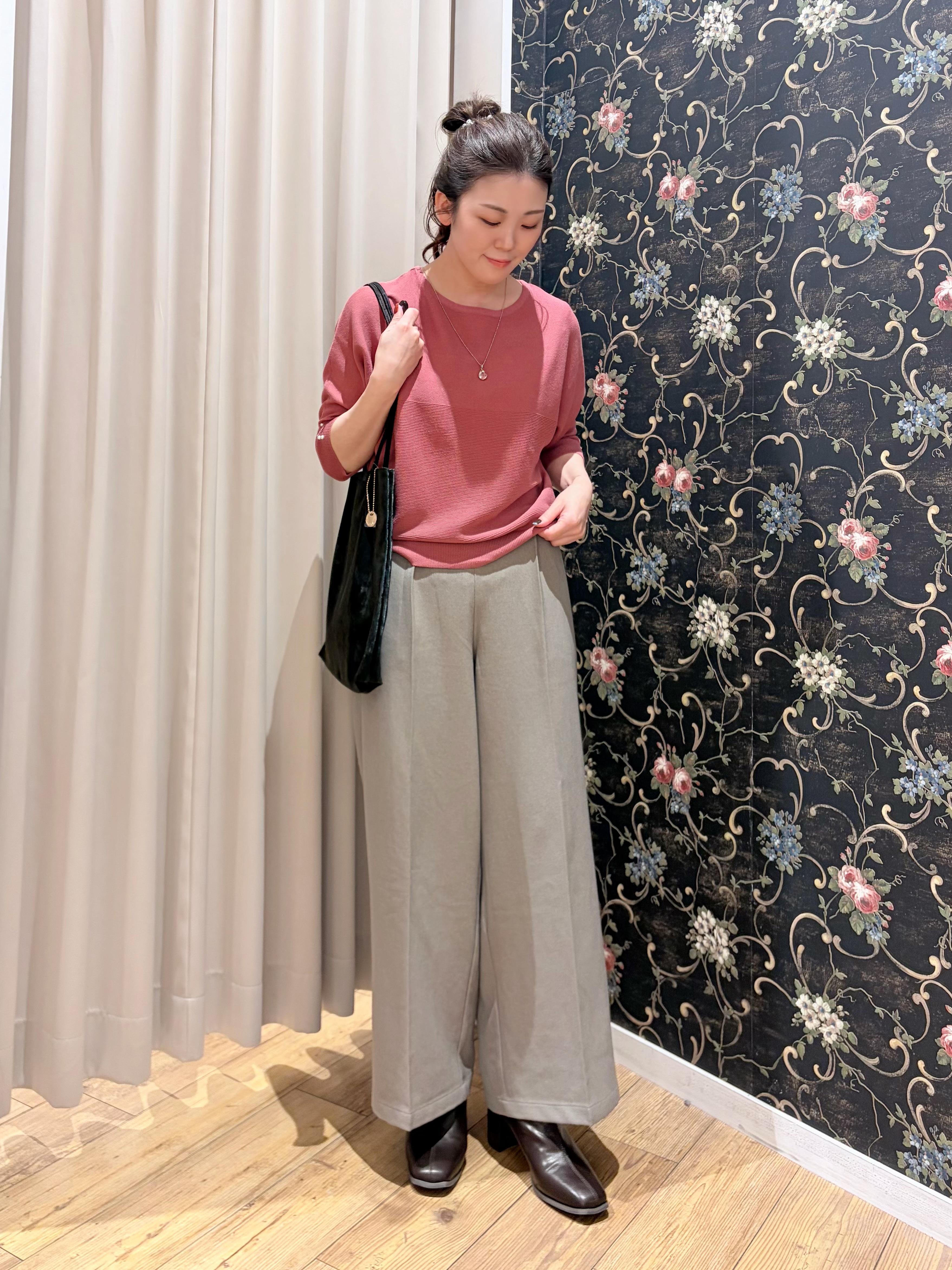おうめさんの「SHOO･LA･RUE｜【毛玉になりにくい】パール調ボタンが女性らしさをプラス ガーター切替 7分袖ドルマンニット」を使ったコーディネート
