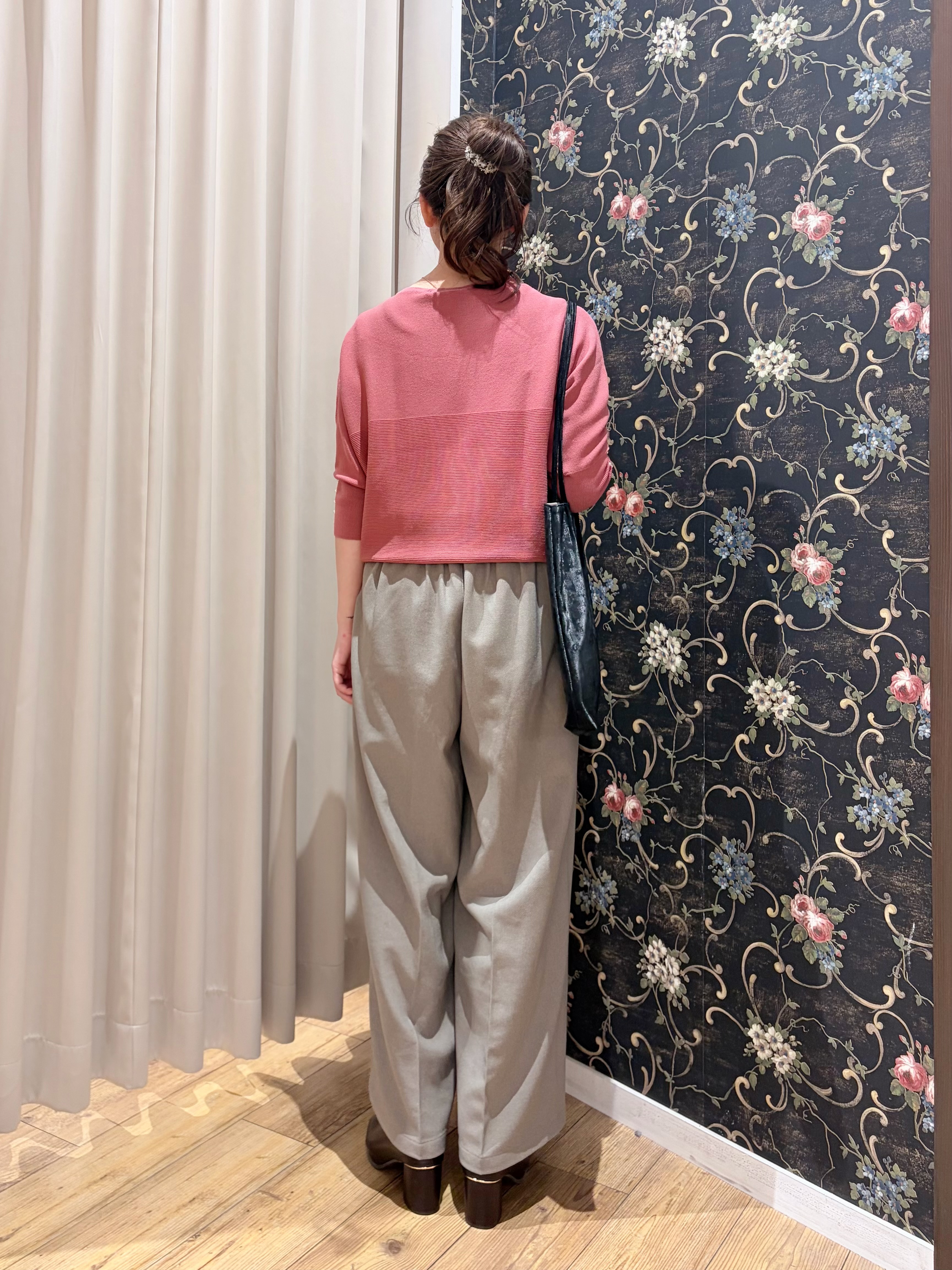 おうめさんの「SHOO･LA･RUE｜【毛玉になりにくい】パール調ボタンが女性らしさをプラス ガーター切替 7分袖ドルマンニット」を使ったコーディネート