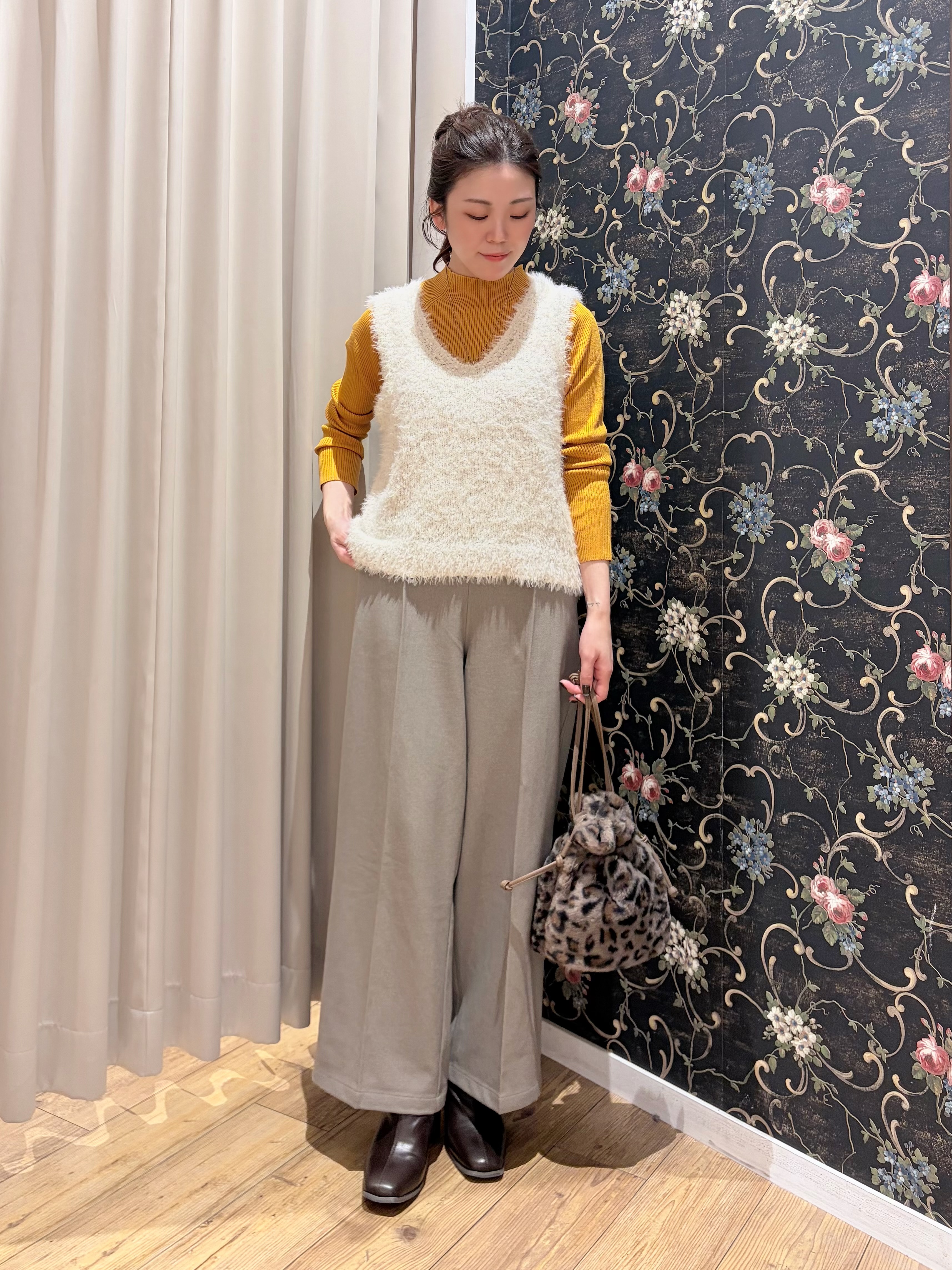 おうめさんの「SHOO･LA･RUE｜【洗濯機可】重ねるだけで華やかに。ポンポンシャギーベスト」を使ったコーディネート