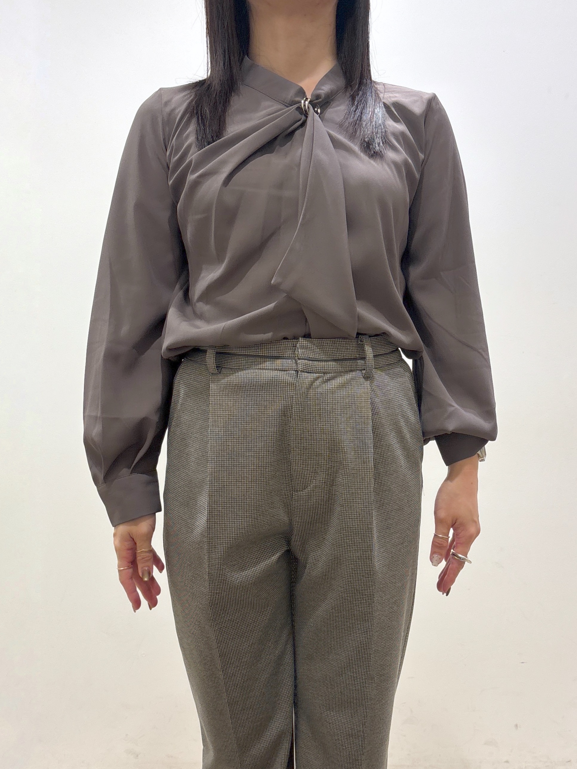 mameさんの「index｜ゴールドモチーフ付きボウタイブラウス【洗濯機OK／イージーアイロン】」を使ったコーディネート