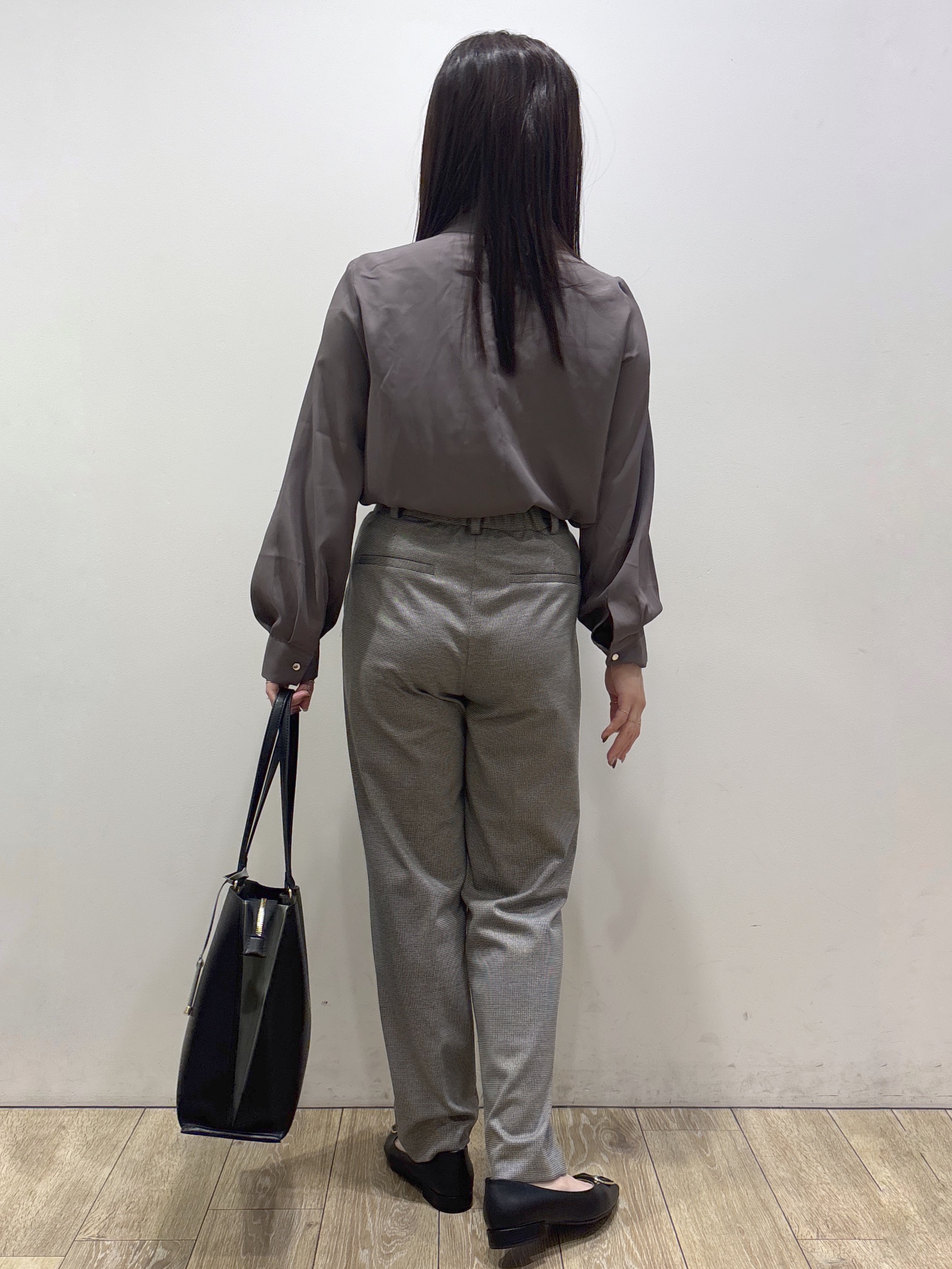 mameさんの「index｜ゴールドモチーフ付きボウタイブラウス【洗濯機OK／イージーアイロン】」を使ったコーディネート
