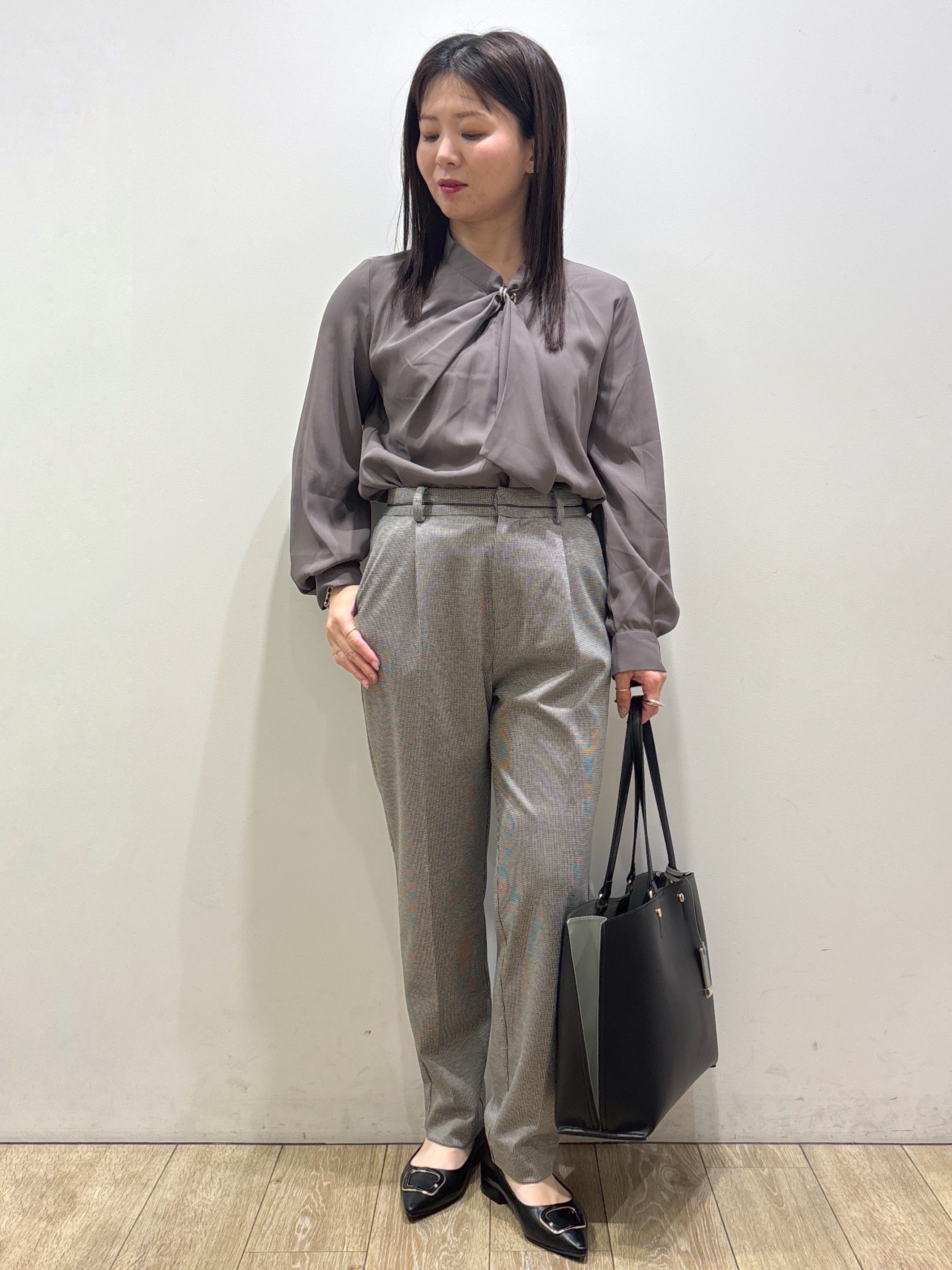 mameさんの「index｜ゴールドモチーフ付きボウタイブラウス【洗濯機OK／イージーアイロン】」を使ったコーディネート