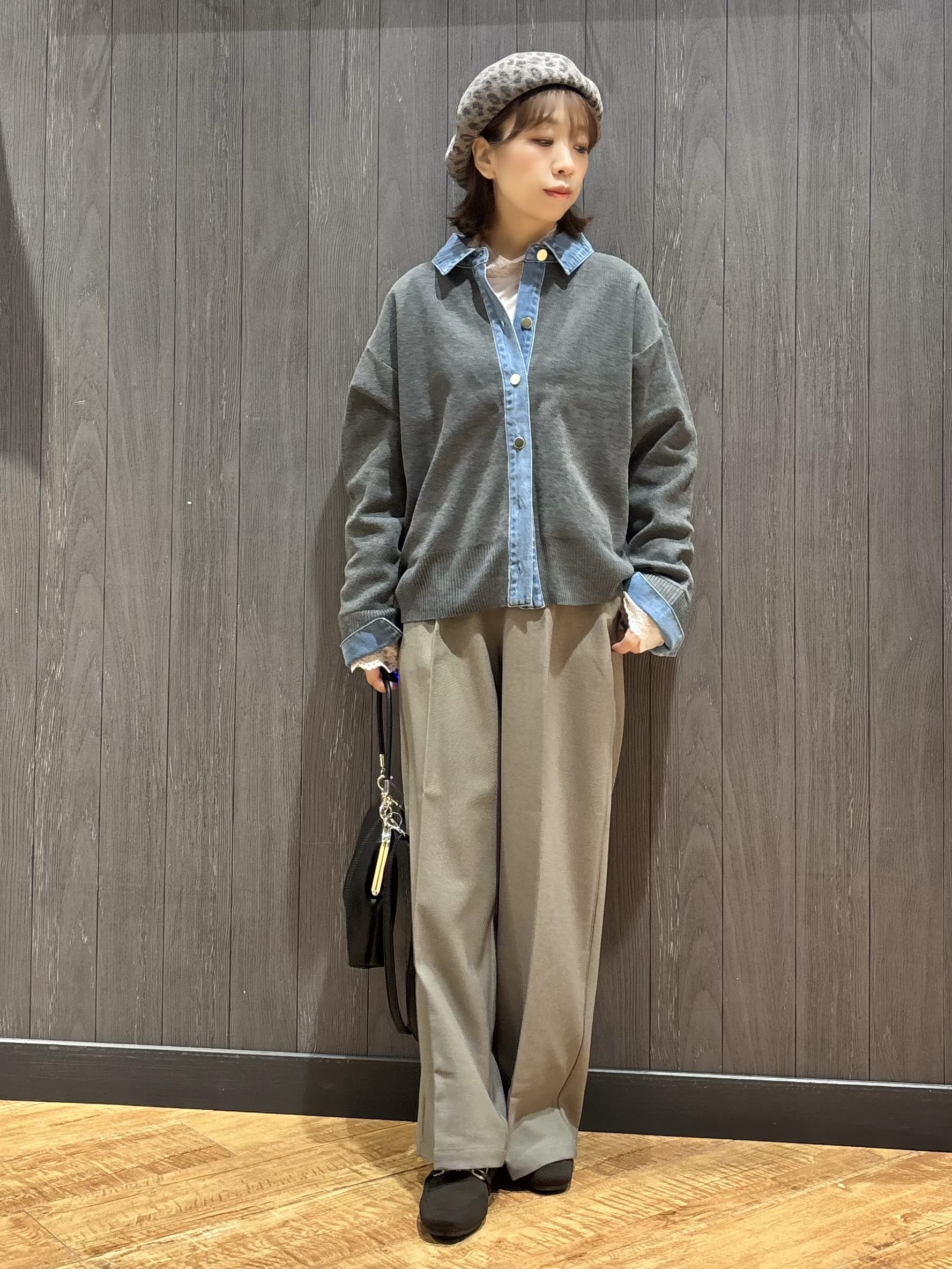 meiさんの「SHOO･LA･RUE｜【S-LL/洗濯機可】デニム／チェック切替でこなれ見え 金ボタンニットカーディガン」を使ったコーディネート