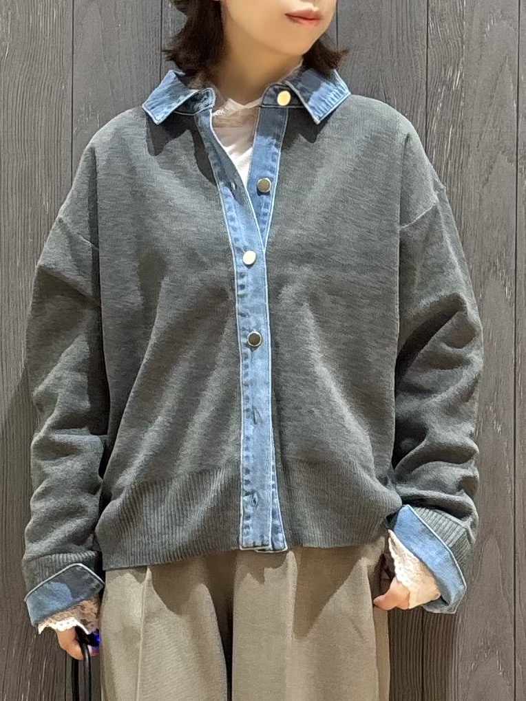 meiさんの「SHOO･LA･RUE｜【S-LL/洗濯機可】デニム／チェック切替でこなれ見え 金ボタンニットカーディガン」を使ったコーディネート