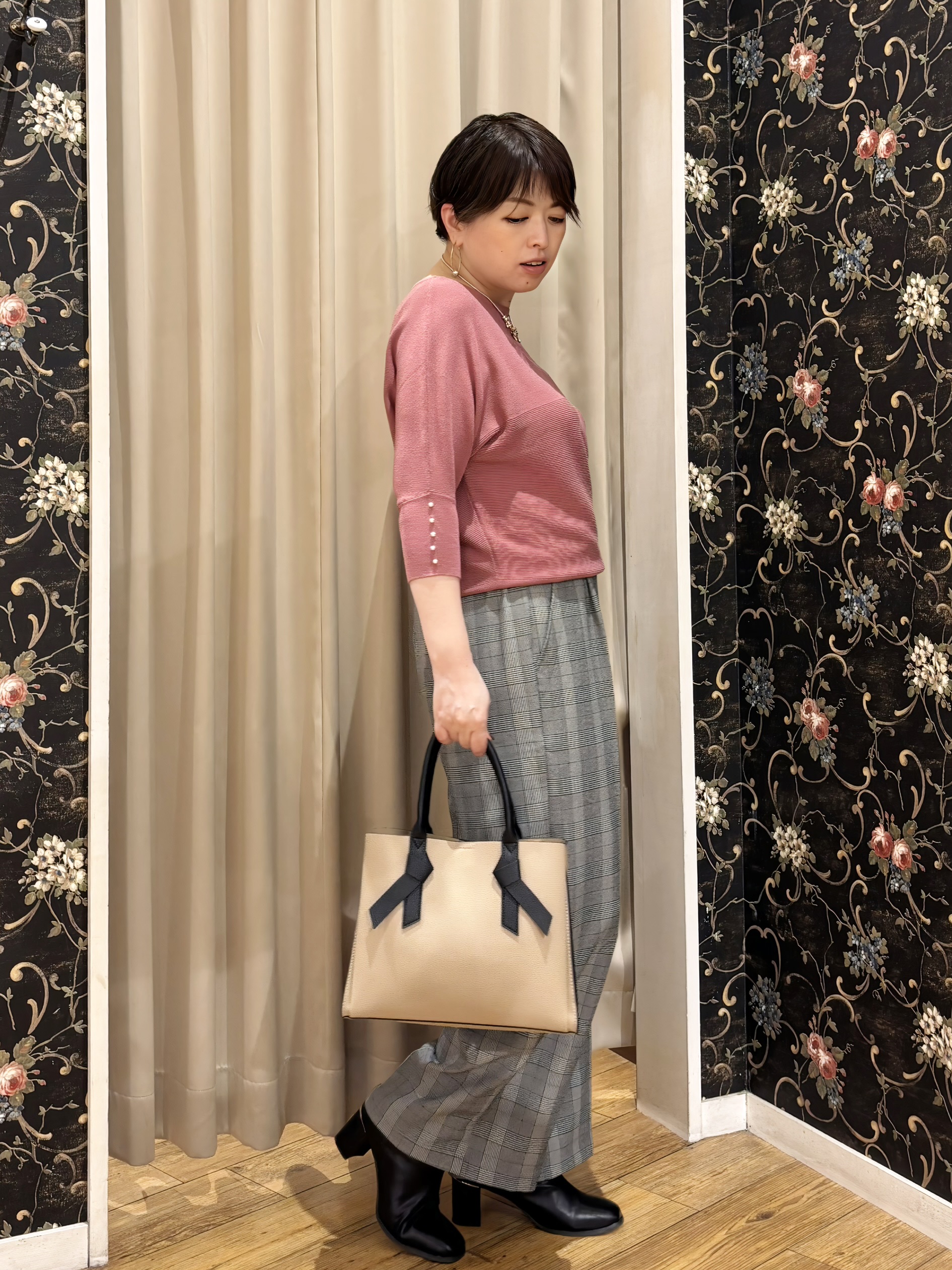 たみさんの「SHOO･LA･RUE｜【毛玉になりにくい】パール調ボタンが女性らしさをプラス ガーター切替 7分袖ドルマンニット」を使ったコーディネート