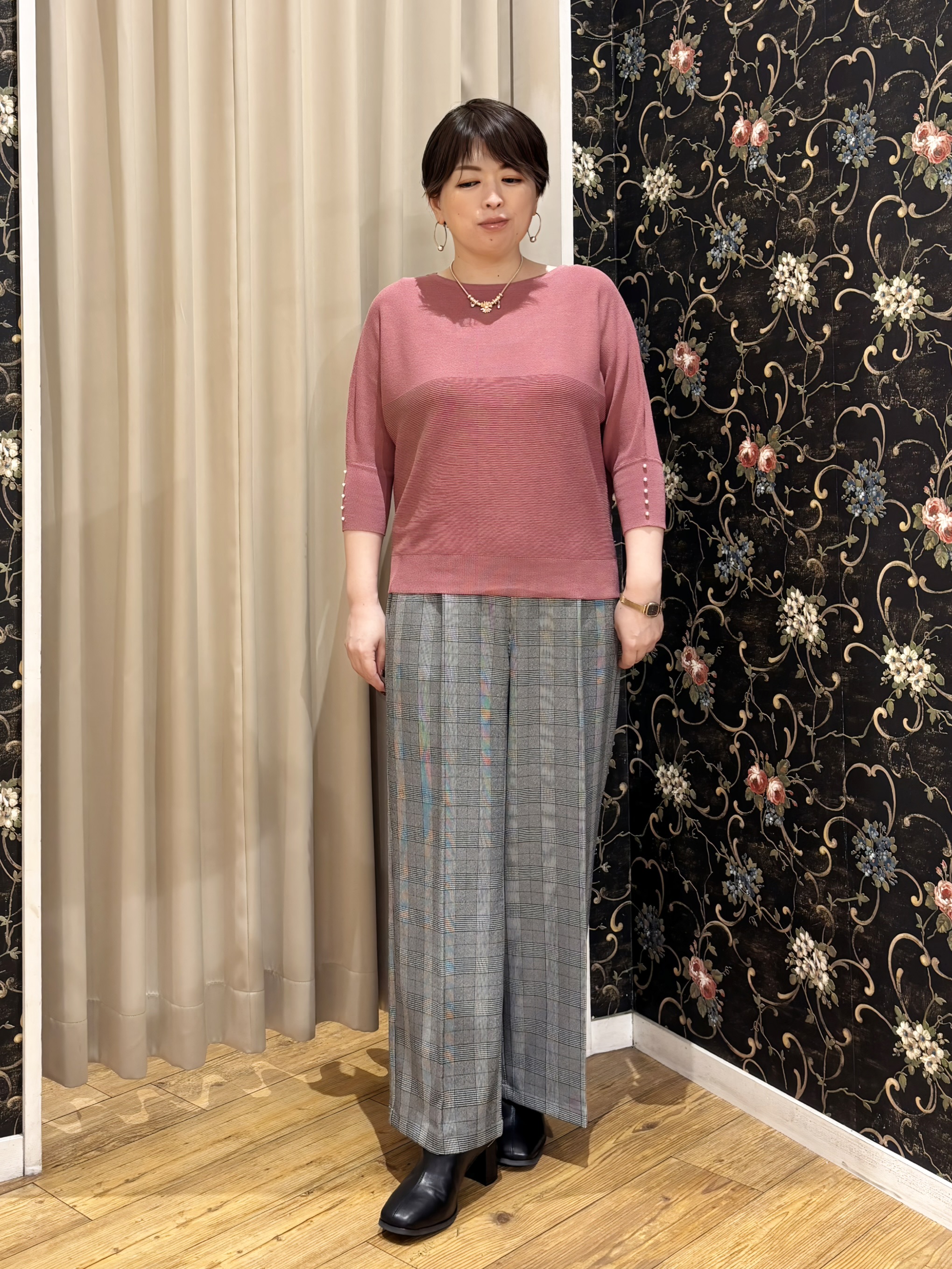 たみさんの「SHOO･LA･RUE｜【毛玉になりにくい】パール調ボタンが女性らしさをプラス ガーター切替 7分袖ドルマンニット」を使ったコーディネート