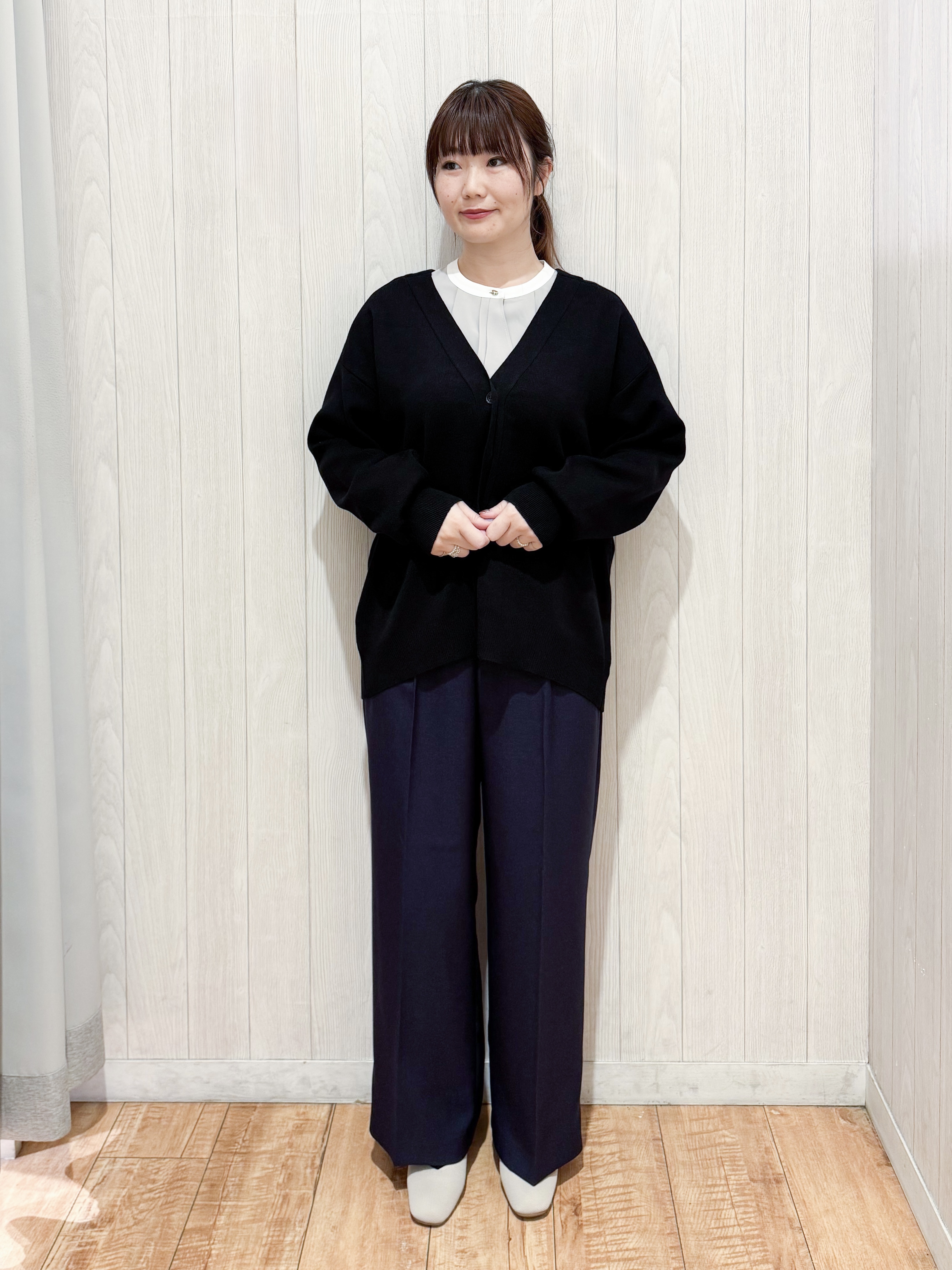 愛さんの「SHOO･LA･RUE｜【毛玉になりにくい/S-LL/洗濯機可/体型カバー】Vネックゆったりカーディガン」を使ったコーディネート