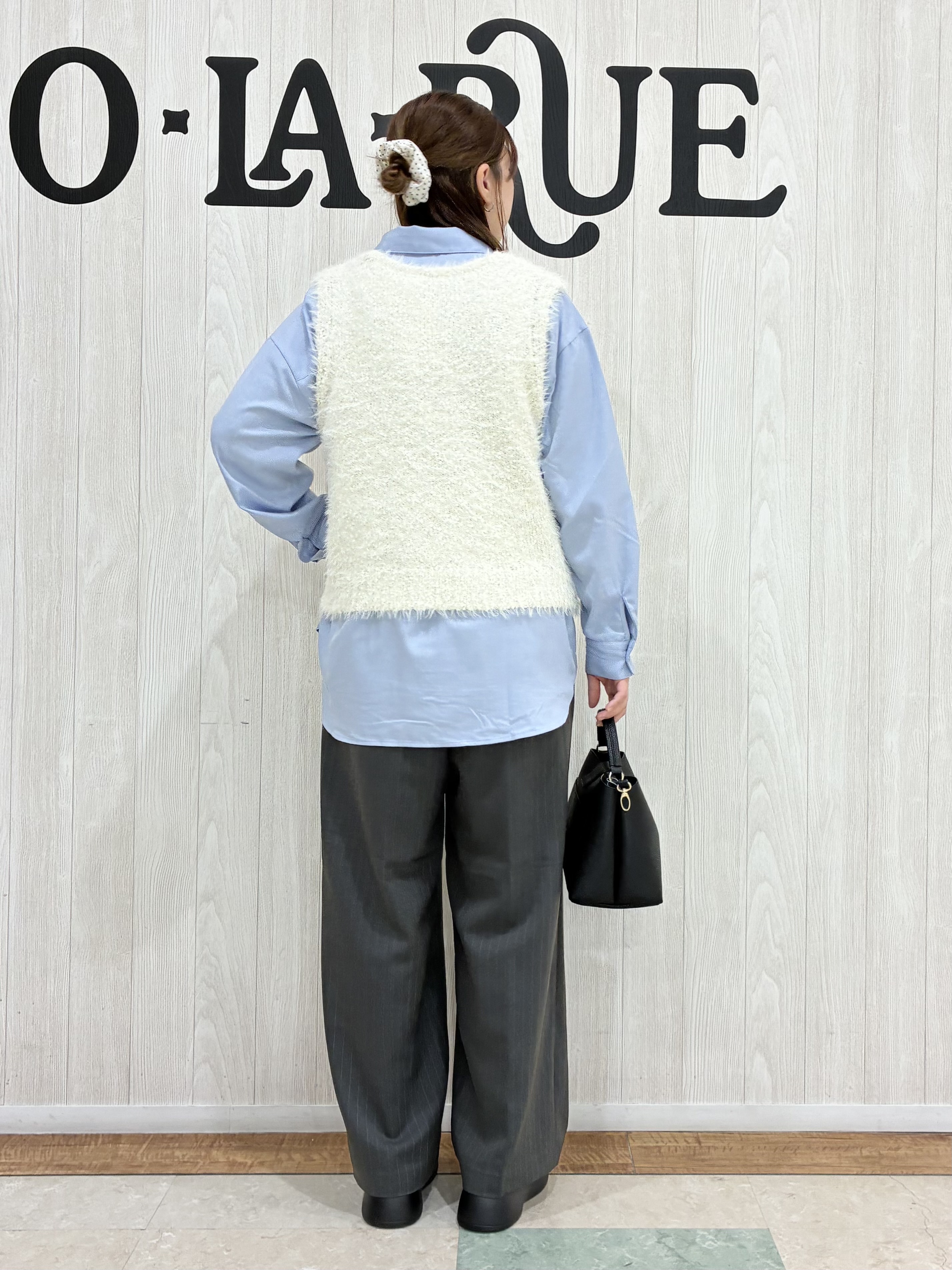 shiiさんの「SHOO･LA･RUE｜【洗濯機可】重ねるだけで華やかに。ポンポンシャギーベスト」を使ったコーディネート