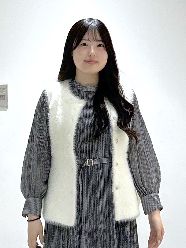 sayaさんの「OPAQUE.CLIP｜フェザーニットペプラムジレ【洗濯機OK】」を使ったコーディネート