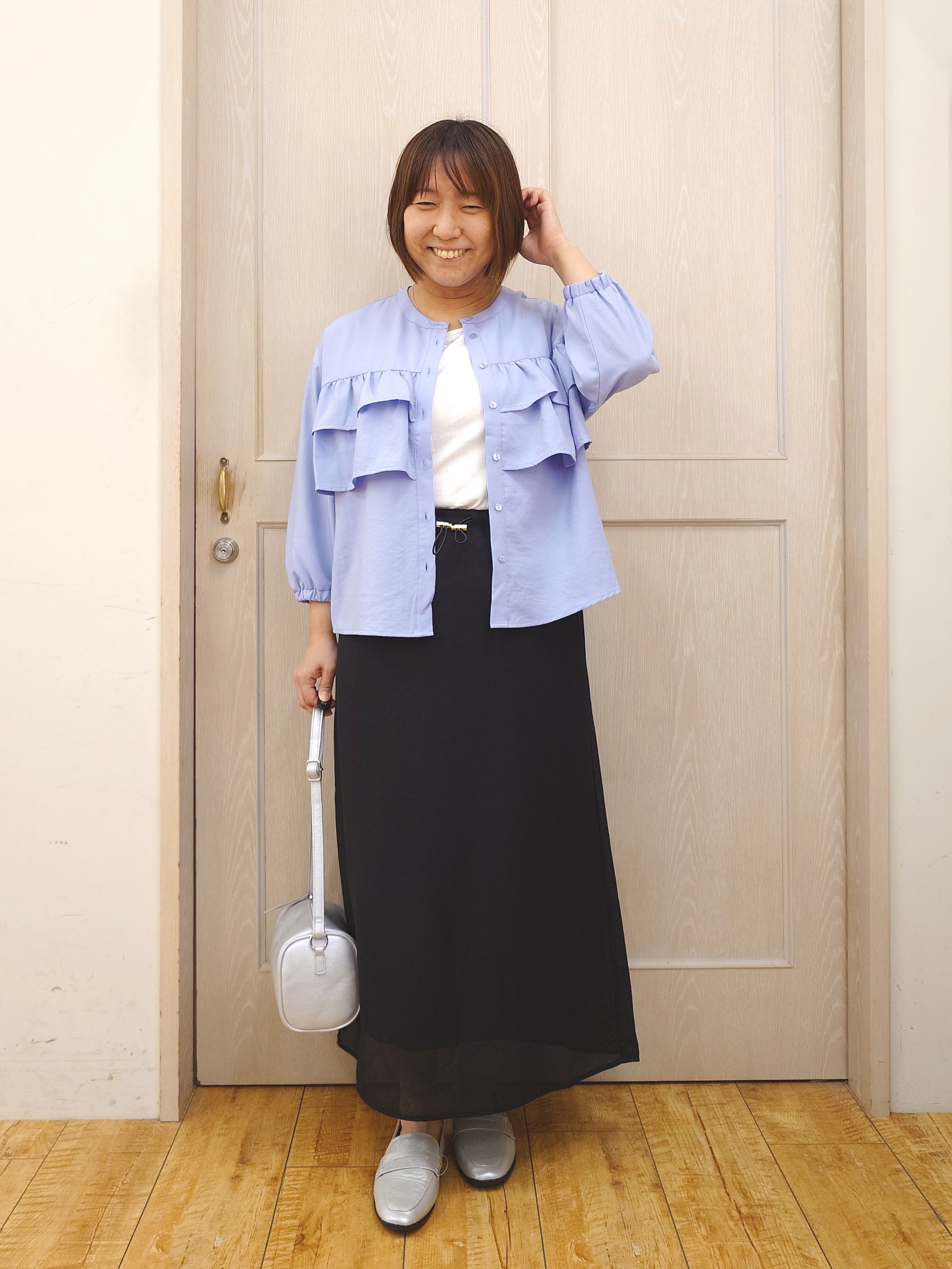 とろろさんの「SHOO･LA･RUE｜【S-LL/洗濯機可】1枚で華やか ティアードフリルブラウス」を使ったコーディネート