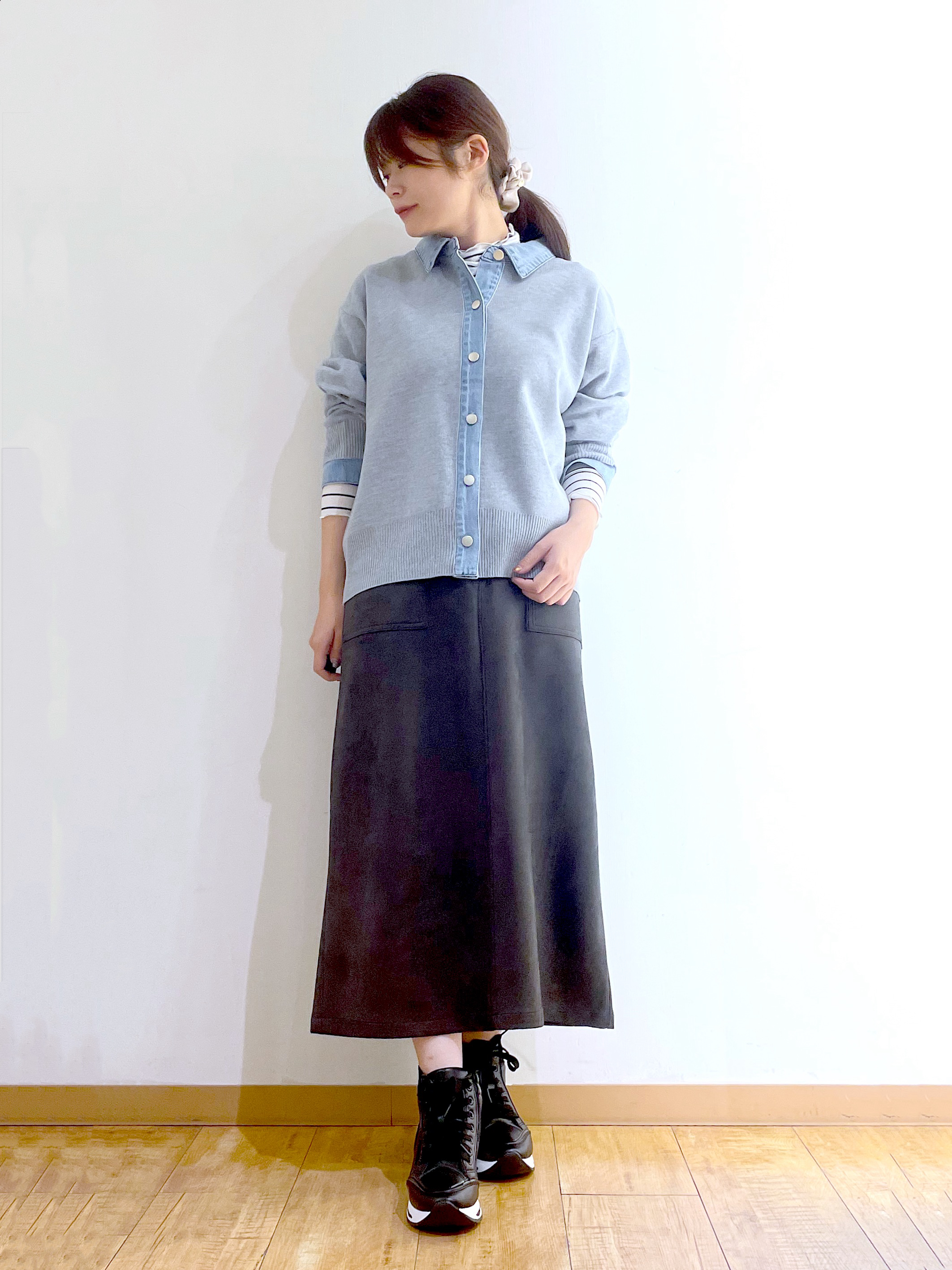 かのさんの「SHOO･LA･RUE｜【S-LL/洗濯機可】デニム／チェック切替でこなれ見え 金ボタンニットカーディガン」を使ったコーディネート