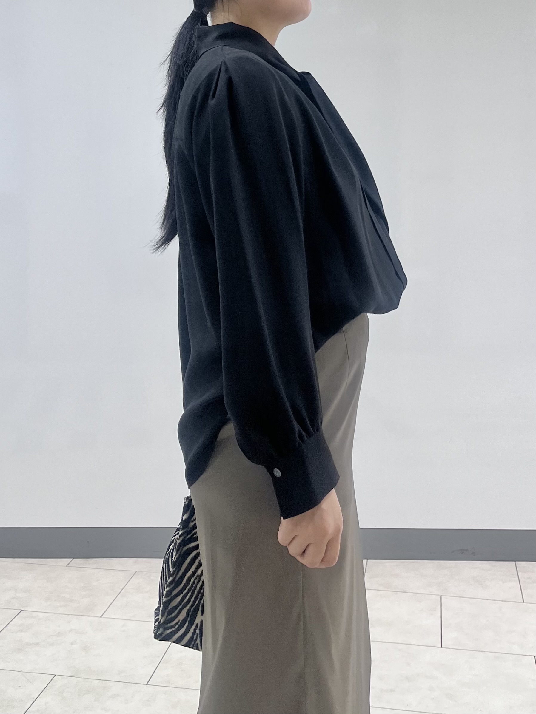 hasuさんの「INDIVI｜【軽量／程よいシアー】ナロータイブラウス」を使ったコーディネート