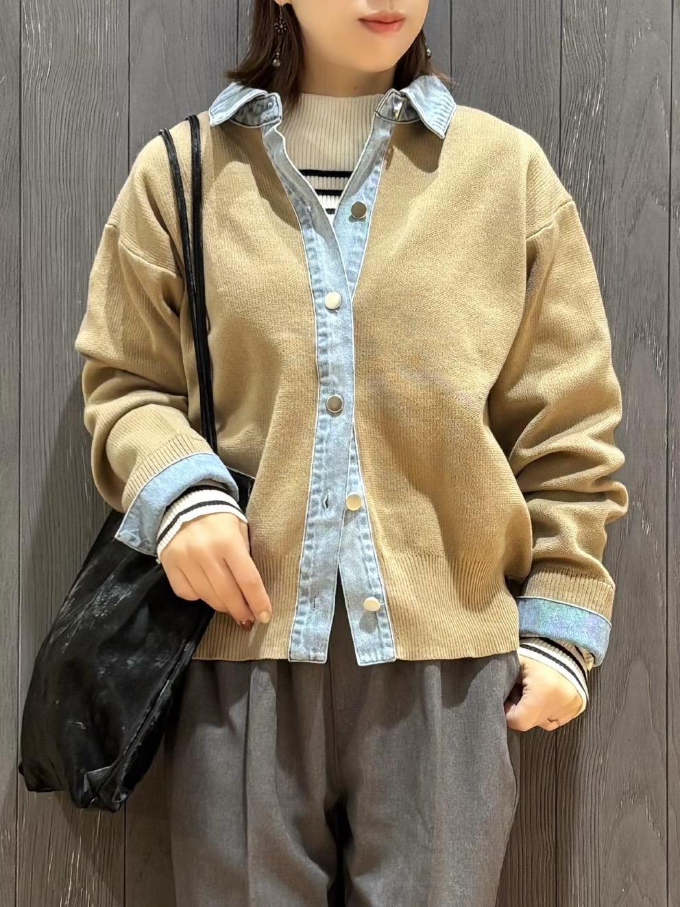meiさんの「SHOO･LA･RUE｜【S-LL/洗濯機可】デニム／チェック切替でこなれ見え 金ボタンニットカーディガン」を使ったコーディネート