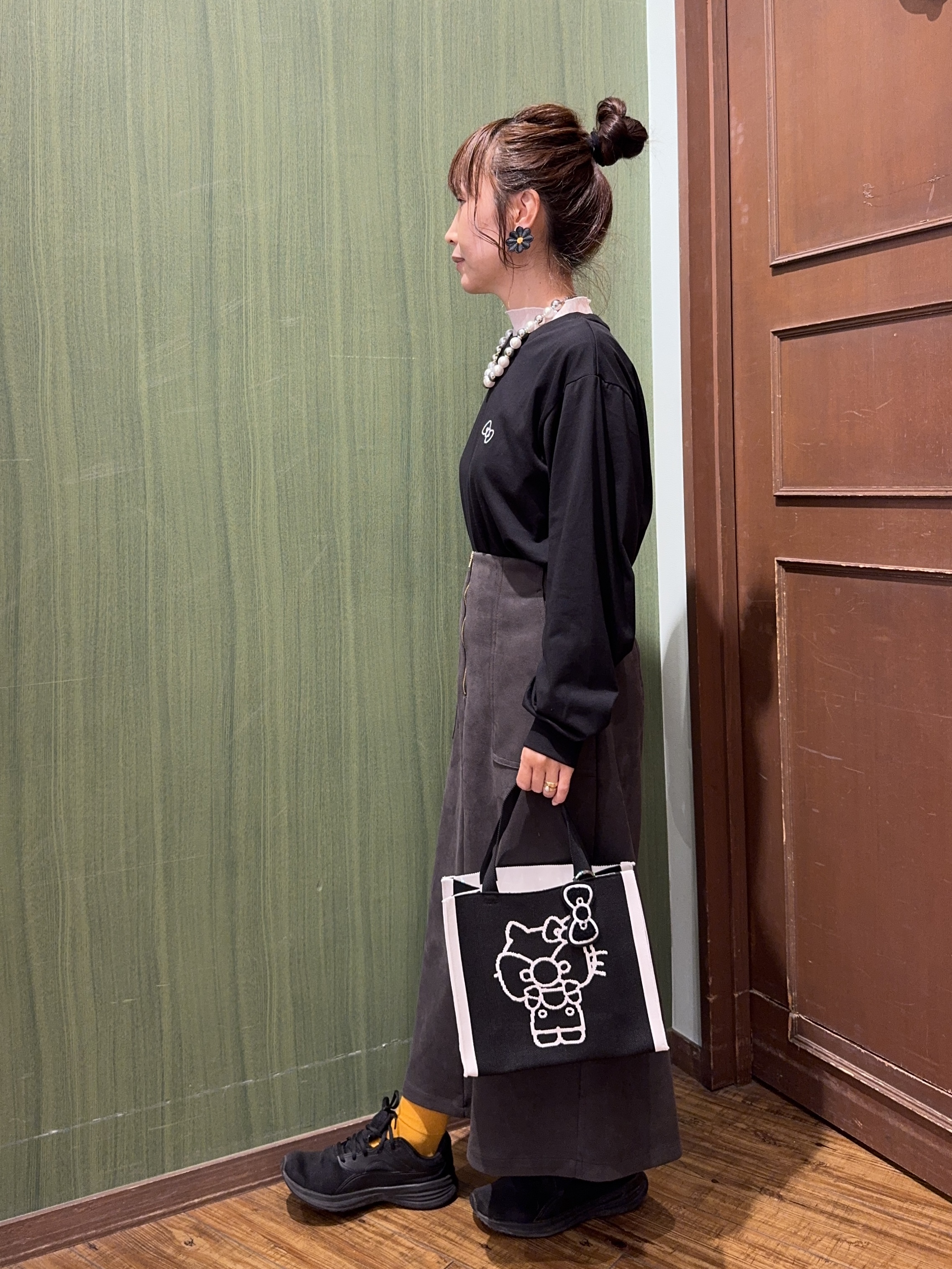 よっしーさんの「SHOO･LA･RUE｜【HELLO KITTYコラボ】刺繍ロンT」を使ったコーディネート