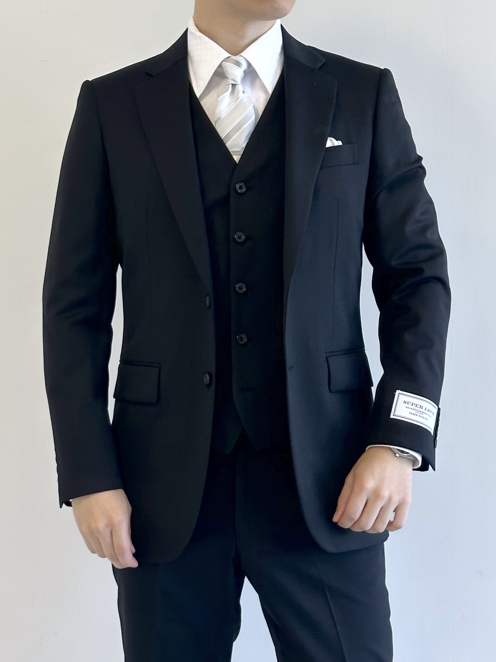イッシーさんの「TAKEO KIKUCHI｜【冠婚葬祭】Super140&rsquo;s 無地ブラックスーツ／スリーピース対応」を使ったコーディネート