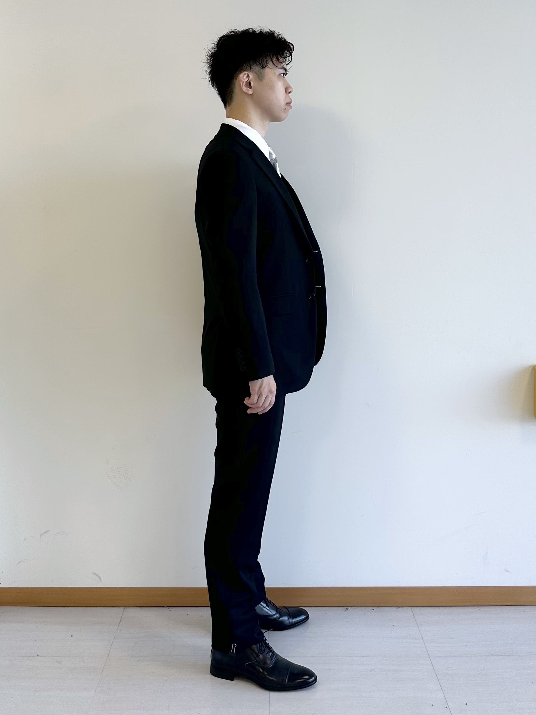 イッシーさんの「TAKEO KIKUCHI｜【冠婚葬祭】Super140&rsquo;s 無地ブラックスーツ／スリーピース対応」を使ったコーディネート