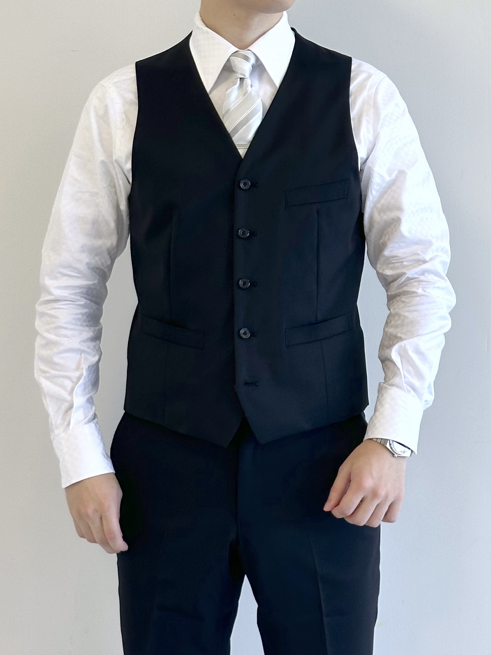 イッシーさんの「TAKEO KIKUCHI｜【冠婚葬祭】Super140&rsquo;s 無地ブラックスーツ／スリーピース対応」を使ったコーディネート