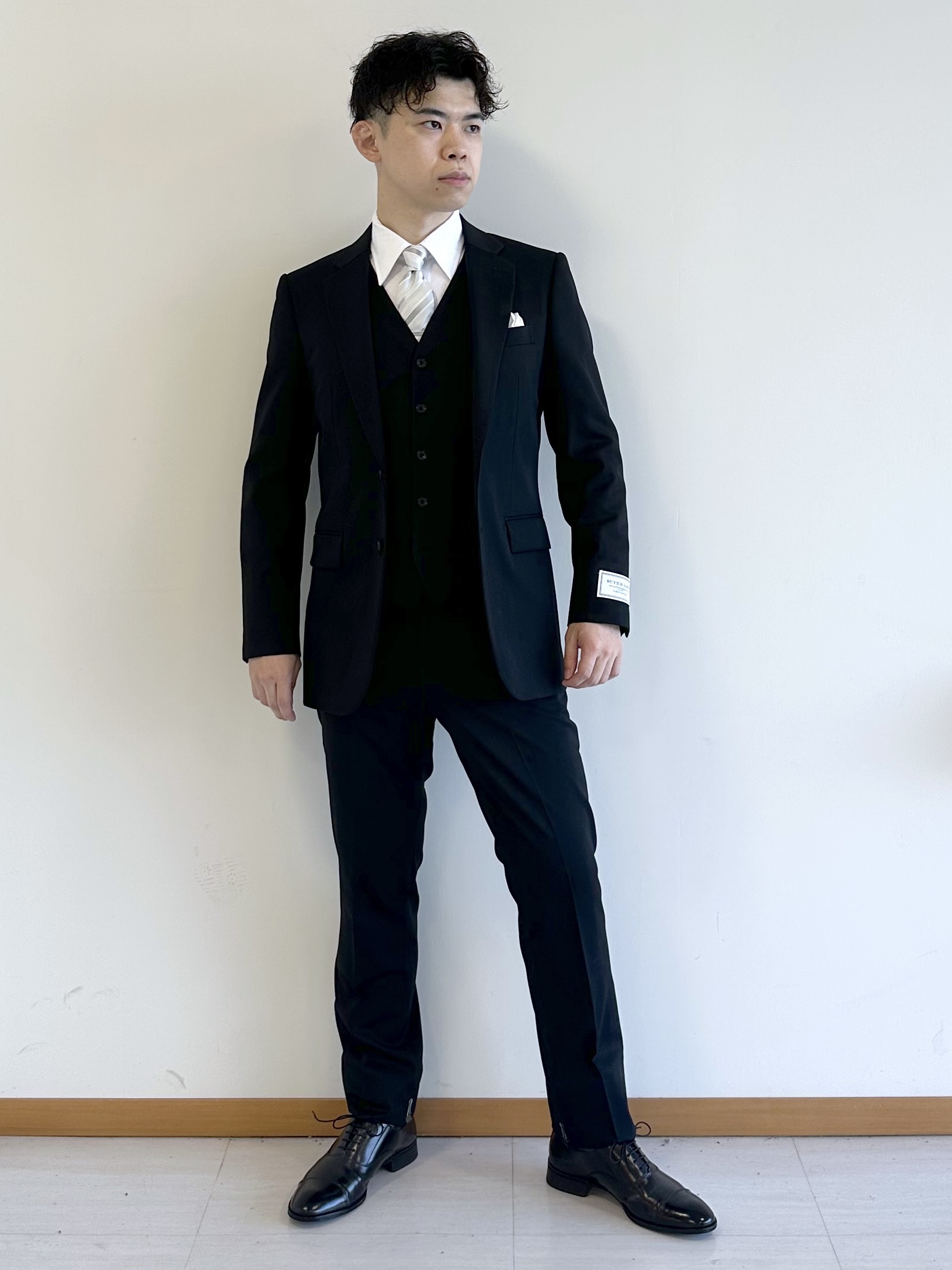 イッシーさんの「TAKEO KIKUCHI｜【冠婚葬祭】Super140&rsquo;s 無地ブラックスーツ／スリーピース対応」を使ったコーディネート
