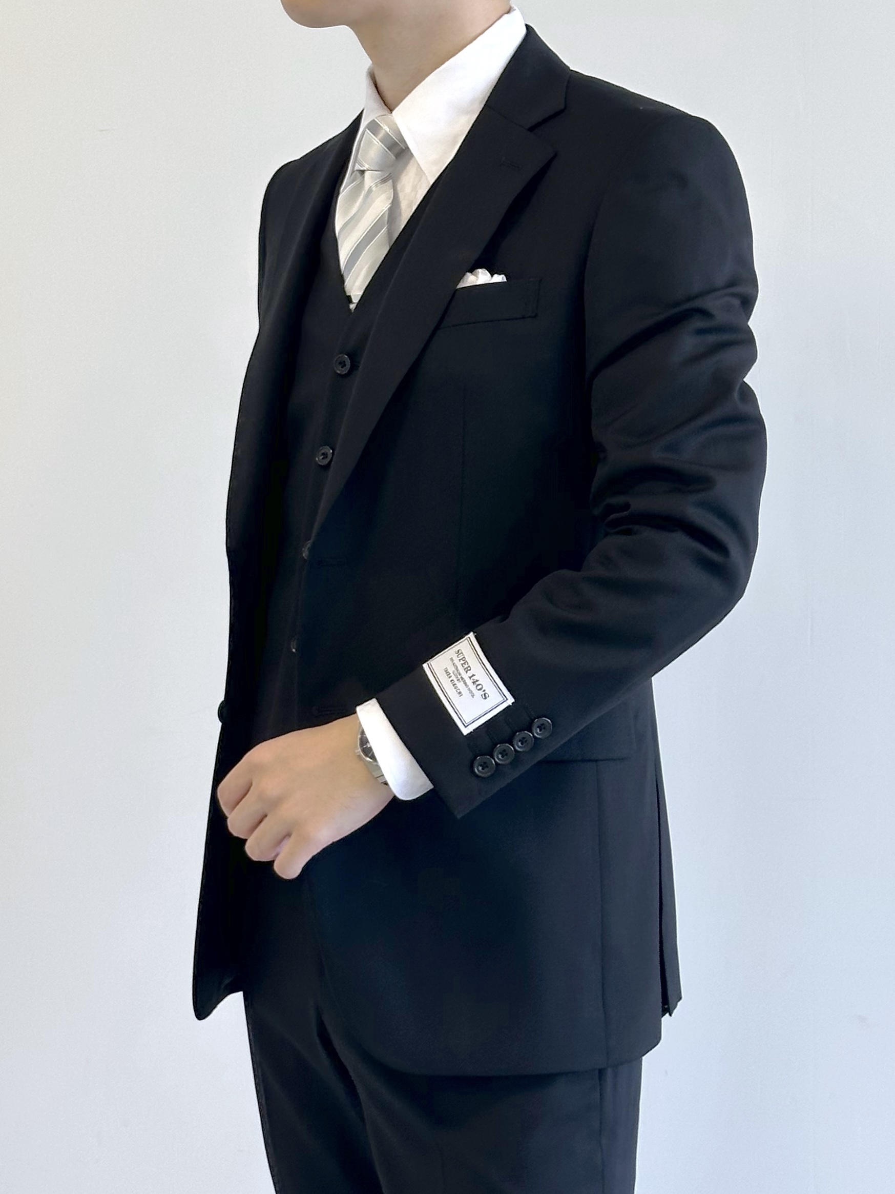 イッシーさんの「TAKEO KIKUCHI｜【冠婚葬祭】Super140&rsquo;s 無地ブラックスーツ／スリーピース対応」を使ったコーディネート