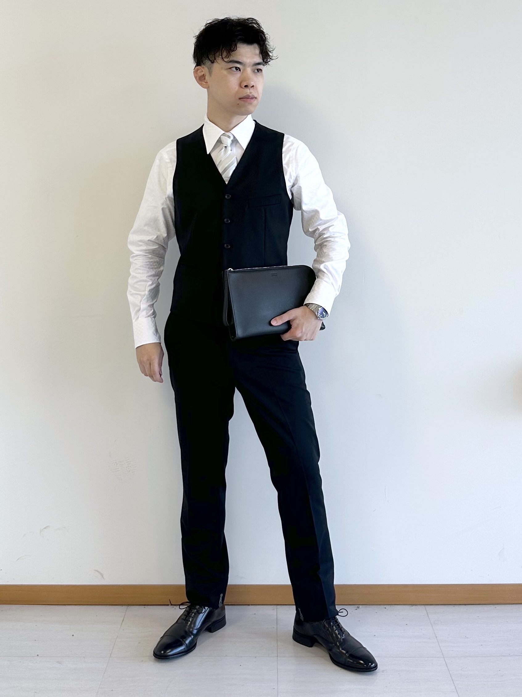 イッシーさんの「TAKEO KIKUCHI｜【冠婚葬祭】Super140&rsquo;s 無地ブラックスーツ／スリーピース対応」を使ったコーディネート