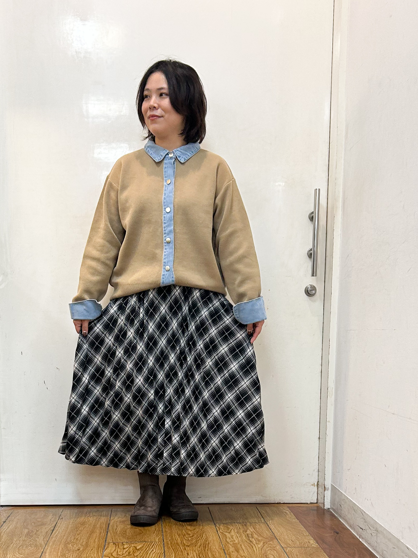haruさんの「SHOO･LA･RUE｜【S-LL/洗濯機可】デニム／チェック切替でこなれ見え 金ボタンニットカーディガン」を使ったコーディネート
