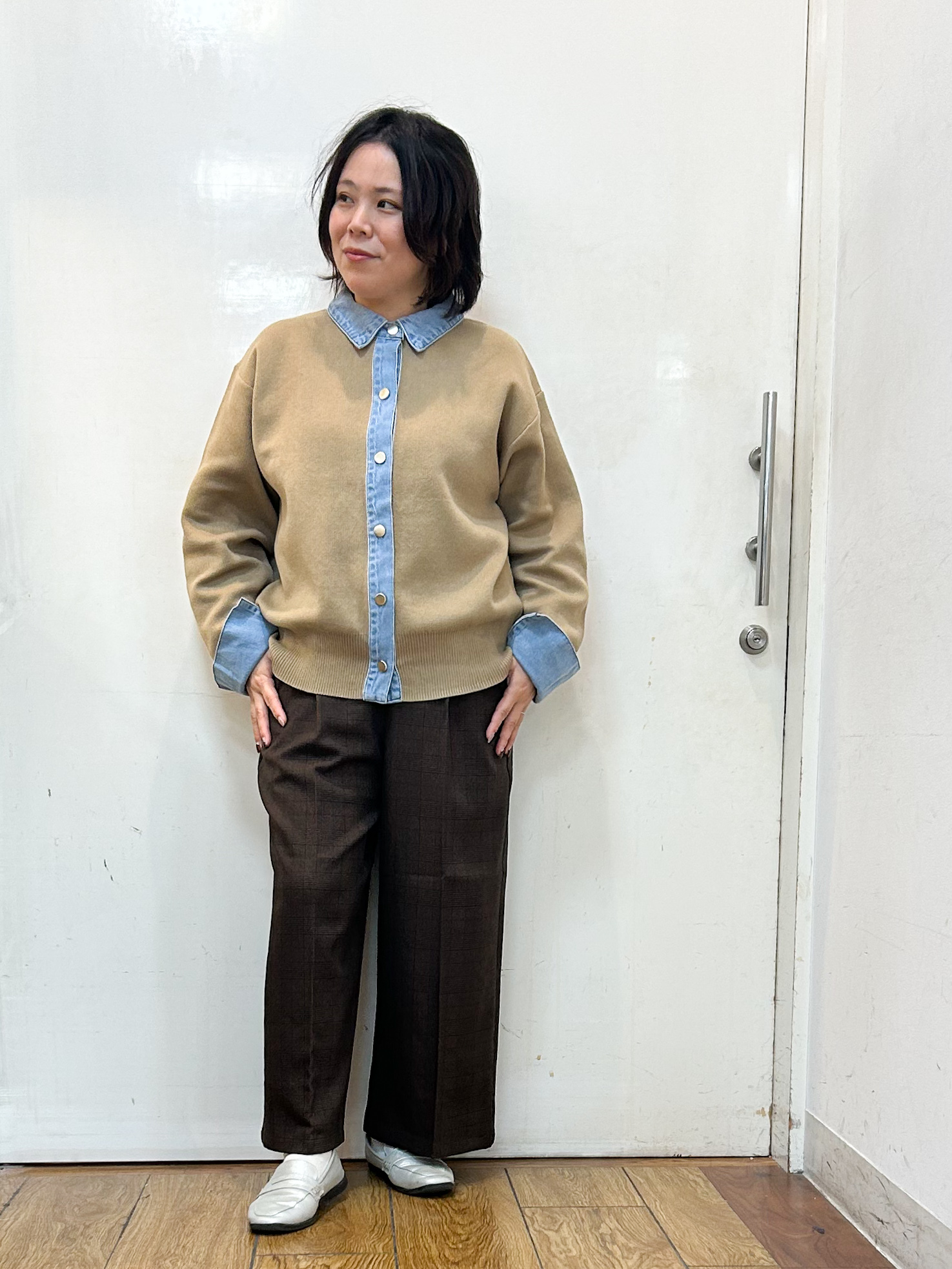 haruさんの「SHOO･LA･RUE｜【S-LL/洗濯機可】デニム／チェック切替でこなれ見え 金ボタンニットカーディガン」を使ったコーディネート